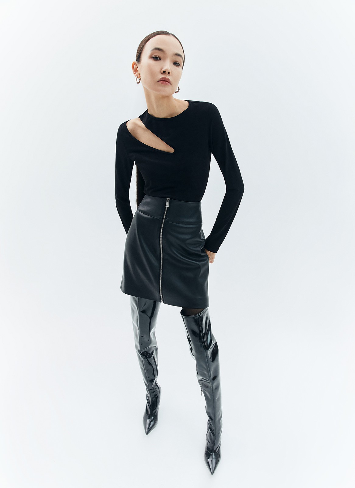 


Юбка длины мини с застёжкой на металлическую молнию. Модель с завышенной талией, чтобы сочетать с укороченными свитерами. Для изделия мы выбрали гладкую экокожу с матовым блеском универсальное решение, которое дополнит и яркие, и пастельные оттенки.
