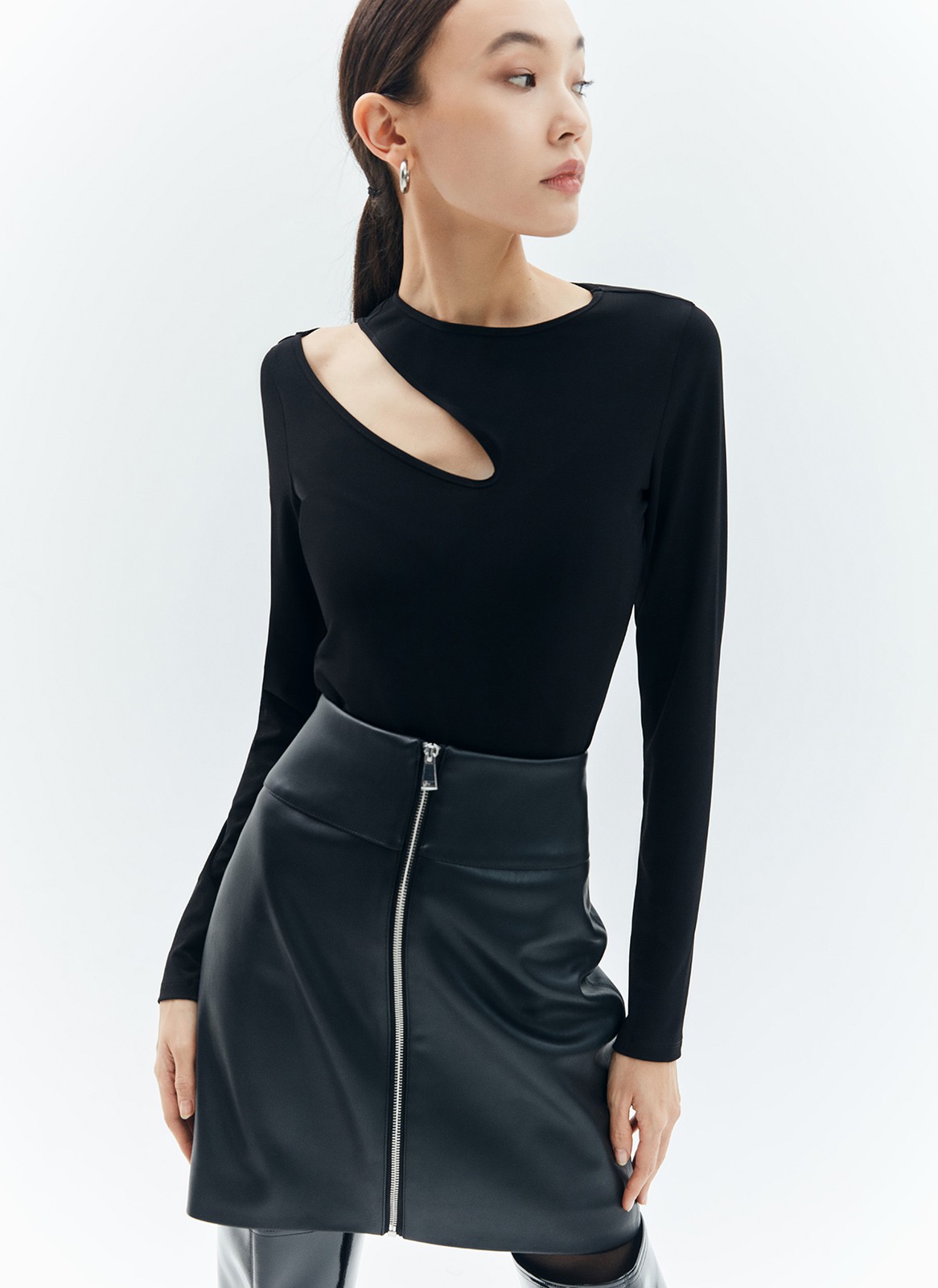 


Юбка длины мини с застёжкой на металлическую молнию. Модель с завышенной талией, чтобы сочетать с укороченными свитерами. Для изделия мы выбрали гладкую экокожу с матовым блеском универсальное решение, которое дополнит и яркие, и пастельные оттенки.