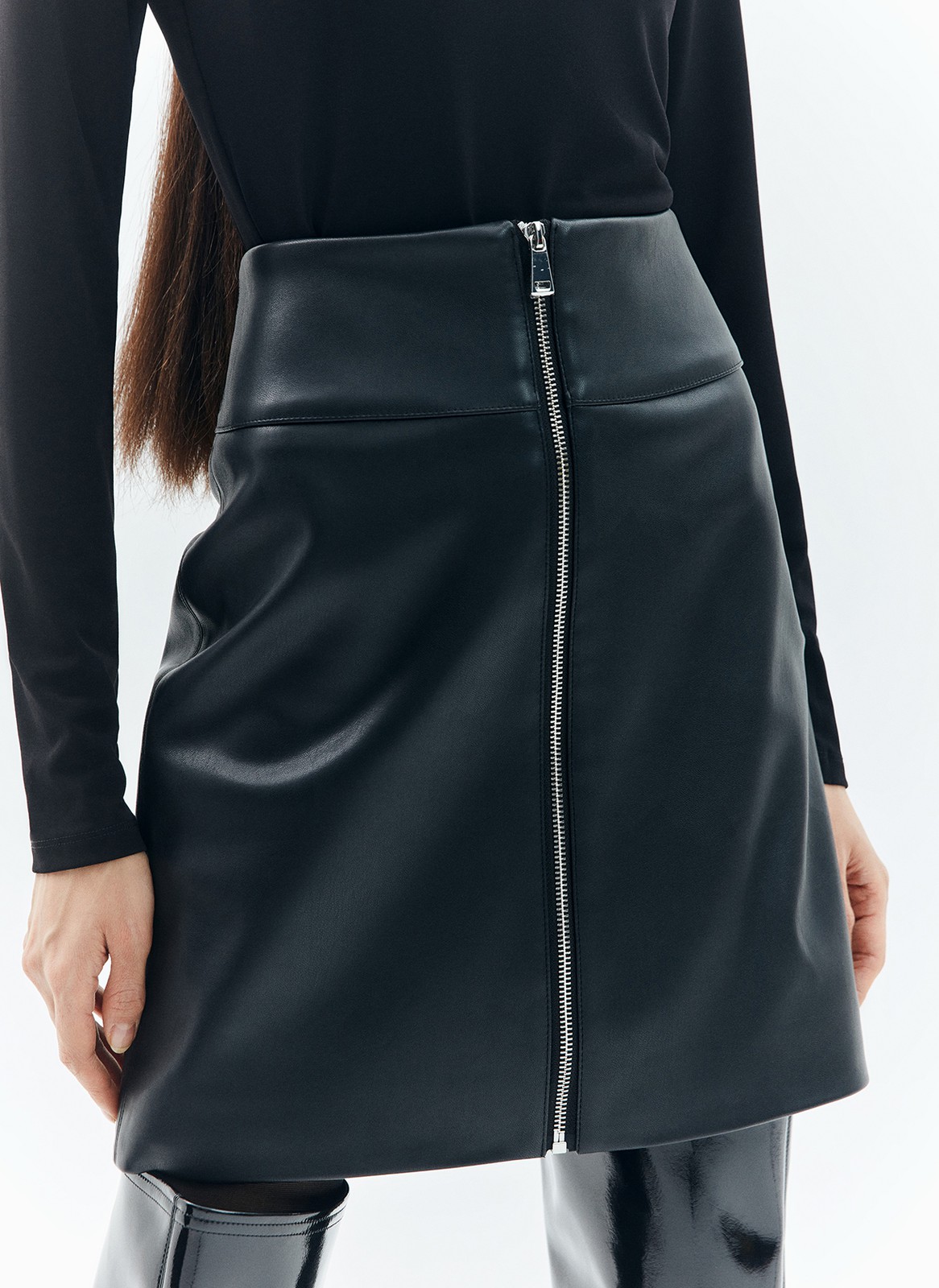 


Юбка длины мини с застёжкой на металлическую молнию. Модель с завышенной талией, чтобы сочетать с укороченными свитерами. Для изделия мы выбрали гладкую экокожу с матовым блеском универсальное решение, которое дополнит и яркие, и пастельные оттенки.