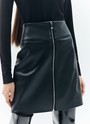 


Юбка длины мини с застёжкой на металлическую молнию. Модель с завышенной талией, чтобы сочетать с укороченными свитерами. Для изделия мы выбрали гладкую экокожу с матовым блеском универсальное решение, которое дополнит и яркие, и пастельные оттенки.