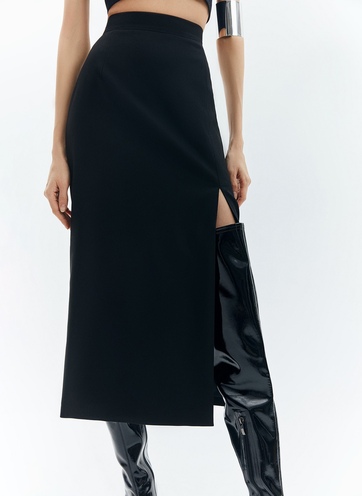 Юбка миди прямая, цвет: Черный Allweneed
Прямая юбка длины миди. Имеет классический крой и длину. Акцентом является высокий разрез на передней половинке изделия. Юбка с отрезным поясом и застёжкой на потайную молнию. Благодаря крою изделие идельно садится по фигуре. Рекомендуем носить с лонгсливом и кедами, а для более чувственного образа используйте топ с жакетом и высокие сапоги.