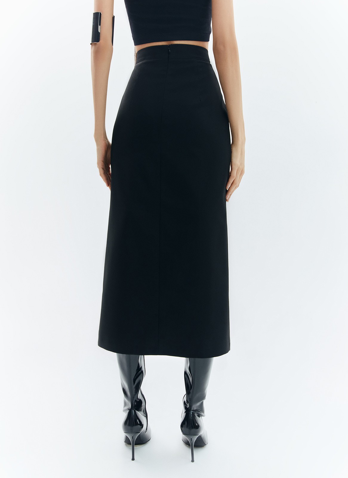 Юбка миди прямая, цвет: Черный Allweneed
Прямая юбка длины миди. Имеет классический крой и длину. Акцентом является высокий разрез на передней половинке изделия. Юбка с отрезным поясом и застёжкой на потайную молнию. Благодаря крою изделие идельно садится по фигуре. Рекомендуем носить с лонгсливом и кедами, а для более чувственного образа используйте топ с жакетом и высокие сапоги.