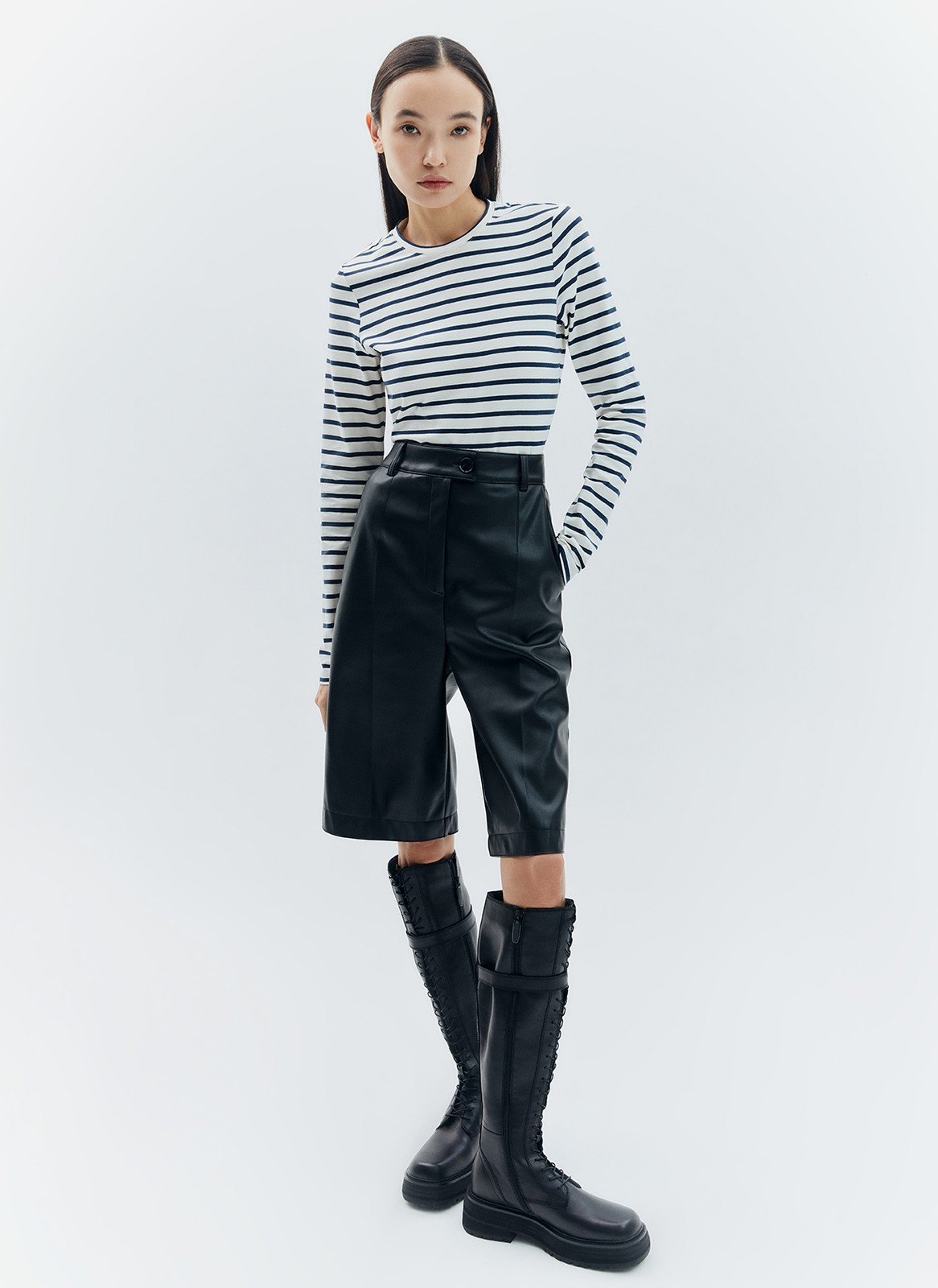 Лонгслив, цвет: Молочно-синий Allweneed
Лонгслив из хлопкового полотна. Пластичная, но не слишком плотная модель. Круглая горловина обработана бейкой из основной ткани. Втачные рукава формируют правильную линию плеч. Эта базовая модель с длинными рукавами будет хорошо смотреться и со свободным жакетом, и самостоятельно.