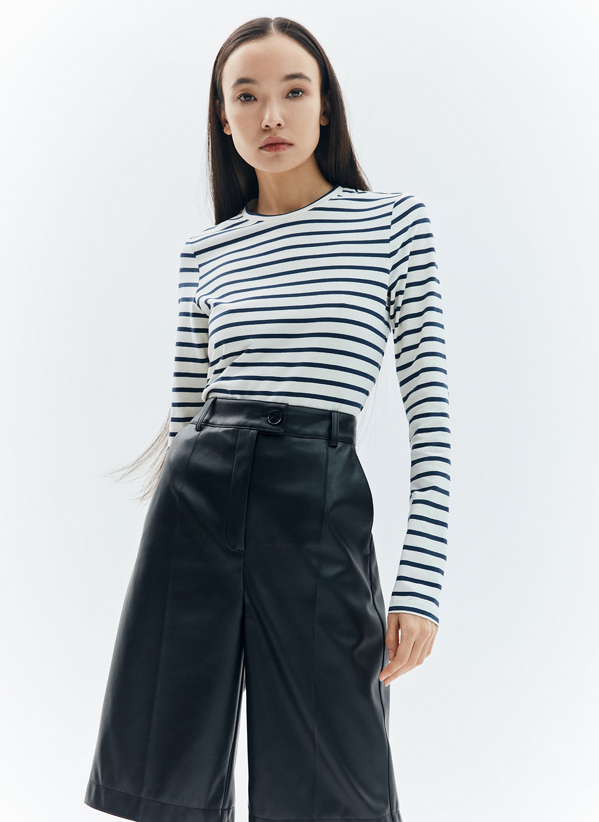 Лонгслив, цвет: Молочно-синий Allweneed
Лонгслив из хлопкового полотна. Пластичная, но не слишком плотная модель. Круглая горловина обработана бейкой из основной ткани. Втачные рукава формируют правильную линию плеч. Эта базовая модель с длинными рукавами будет хорошо смотреться и со свободным жакетом, и самостоятельно.