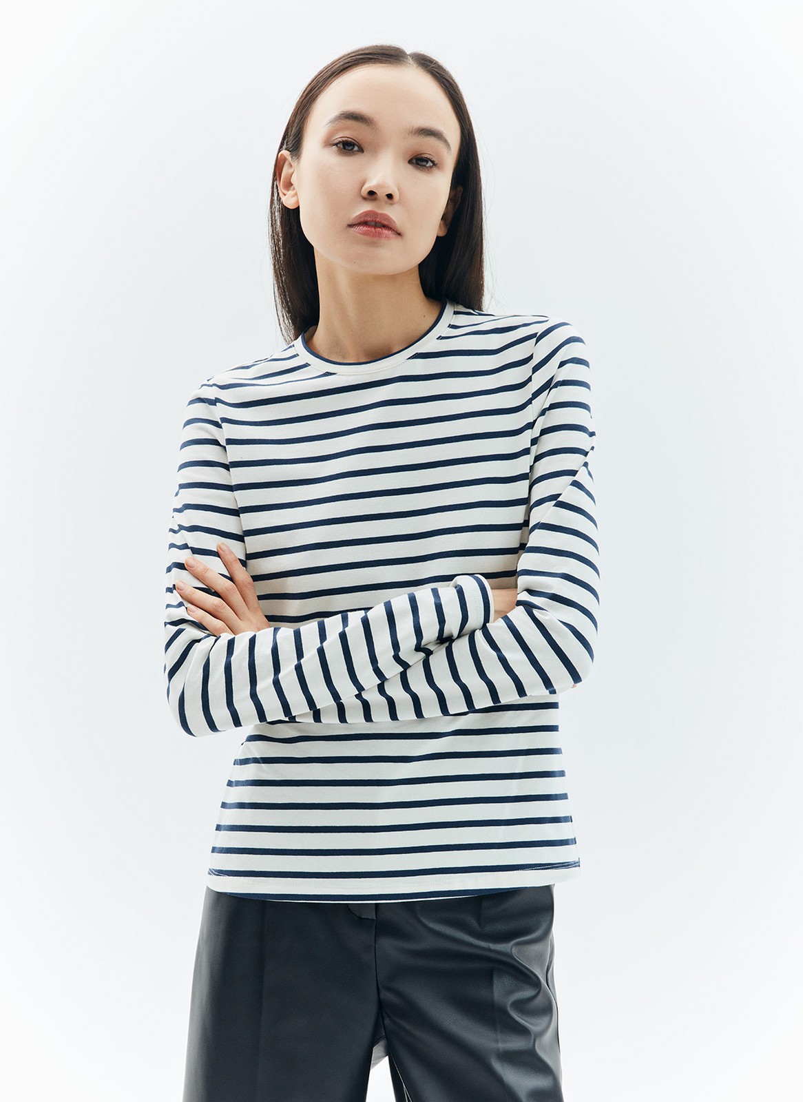 Лонгслив, цвет: Молочно-синий Allweneed
Лонгслив из хлопкового полотна. Пластичная, но не слишком плотная модель. Круглая горловина обработана бейкой из основной ткани. Втачные рукава формируют правильную линию плеч. Эта базовая модель с длинными рукавами будет хорошо смотреться и со свободным жакетом, и самостоятельно.