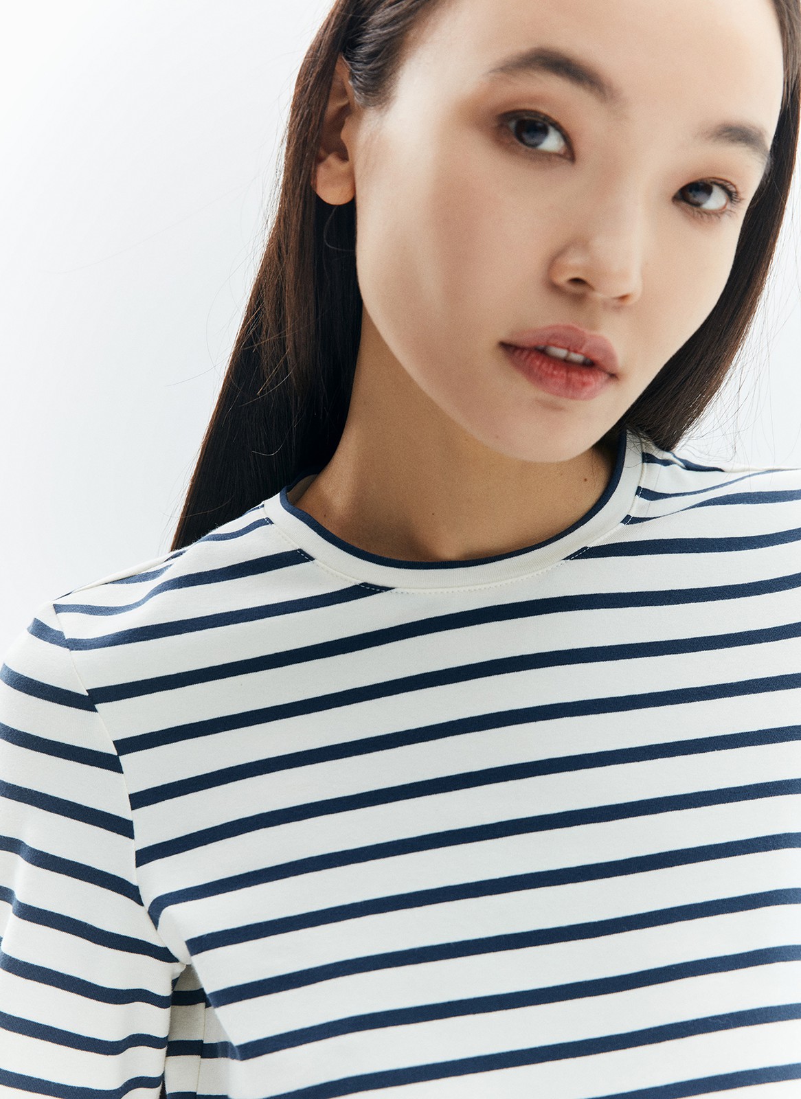 Лонгслив, цвет: Молочно-синий Allweneed
Лонгслив из хлопкового полотна. Пластичная, но не слишком плотная модель. Круглая горловина обработана бейкой из основной ткани. Втачные рукава формируют правильную линию плеч. Эта базовая модель с длинными рукавами будет хорошо смотреться и со свободным жакетом, и самостоятельно.