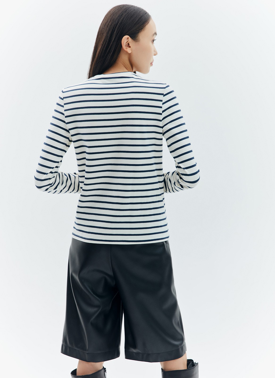 Лонгслив, цвет: Молочно-синий Allweneed
Лонгслив из хлопкового полотна. Пластичная, но не слишком плотная модель. Круглая горловина обработана бейкой из основной ткани. Втачные рукава формируют правильную линию плеч. Эта базовая модель с длинными рукавами будет хорошо смотреться и со свободным жакетом, и самостоятельно.