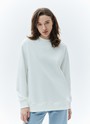 СВИТШОТ OVERSIZE, цвет: молочный Allweneed
Свитшот объёмного кроя из мягкого трикотажа без начёса. Натуральный хлопок дышит и создаёт ощущение комфорта. Круглая горловина, спущенное плечо и эластичные манжеты для фиксации дарят свободу движений. Можно носить с трикотажными брюками или любимыми джинсами. Практичная повседневная вещь.