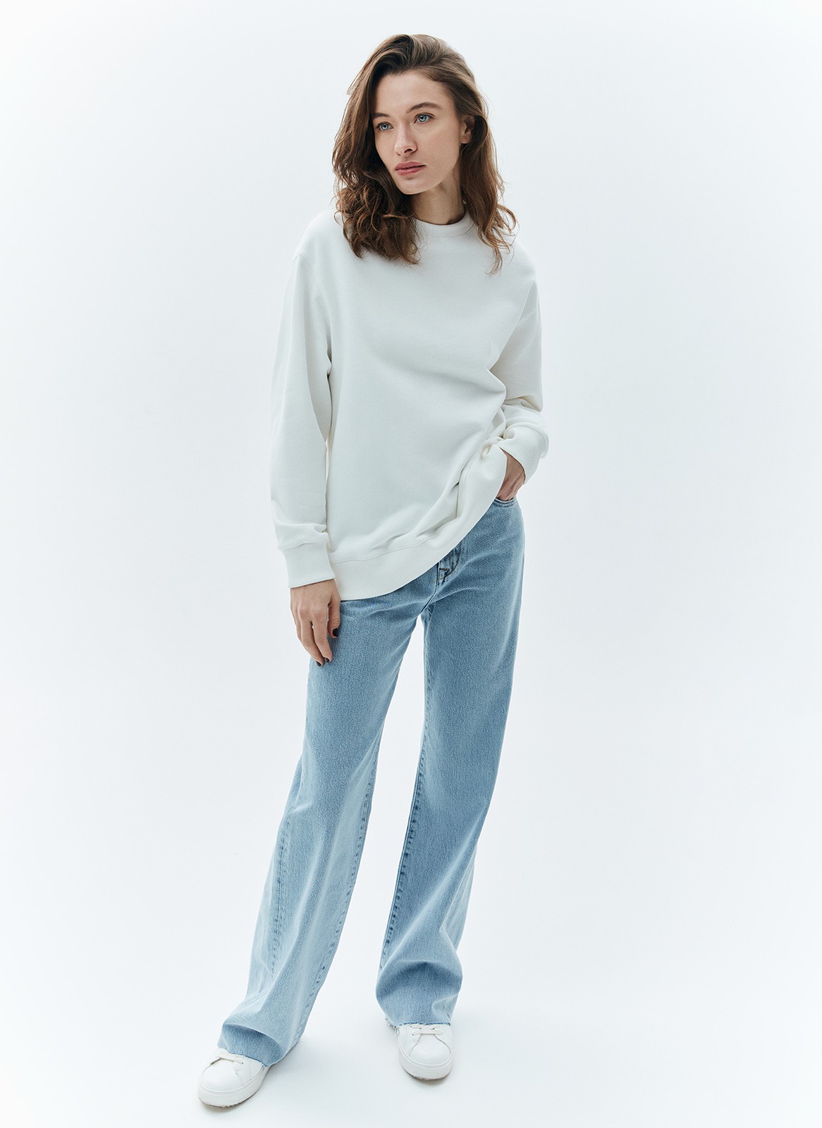 СВИТШОТ OVERSIZE, цвет: молочный Allweneed
Свитшот объёмного кроя из мягкого трикотажа без начёса. Натуральный хлопок дышит и создаёт ощущение комфорта. Круглая горловина, спущенное плечо и эластичные манжеты для фиксации дарят свободу движений. Можно носить с трикотажными брюками или любимыми джинсами. Практичная повседневная вещь.