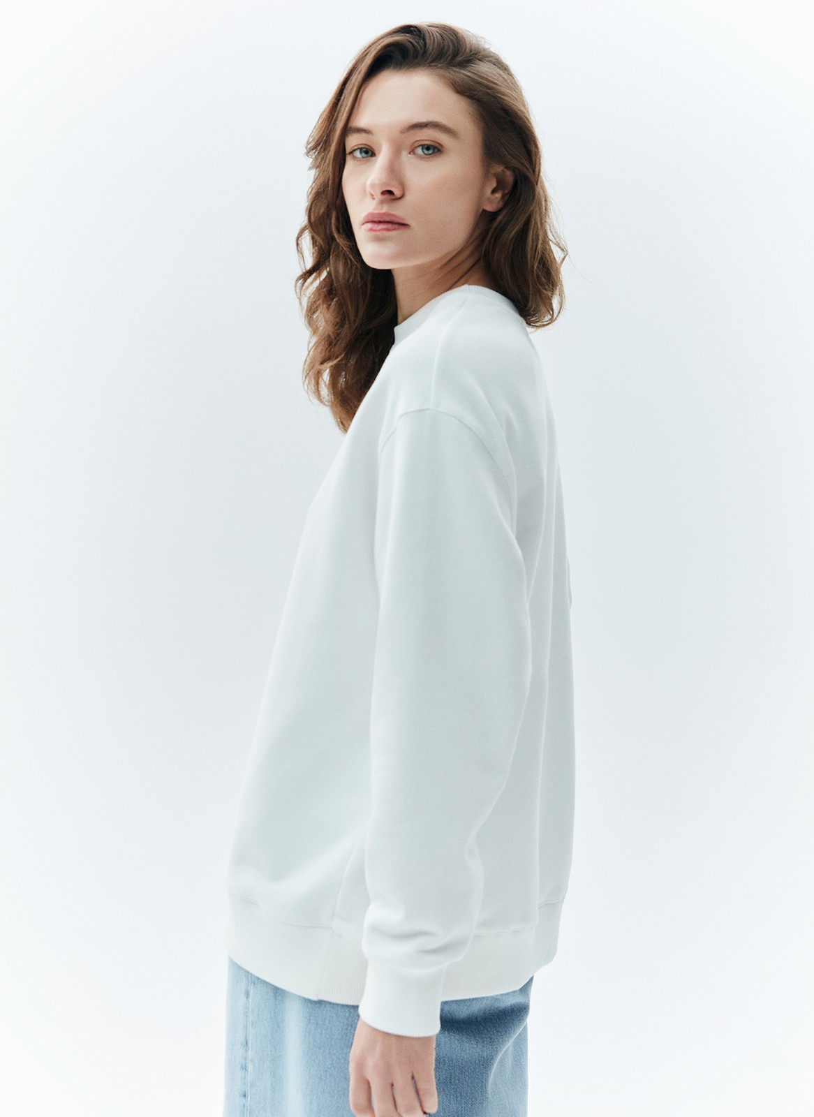 СВИТШОТ OVERSIZE, цвет: молочный Allweneed
Свитшот объёмного кроя из мягкого трикотажа без начёса. Натуральный хлопок дышит и создаёт ощущение комфорта. Круглая горловина, спущенное плечо и эластичные манжеты для фиксации дарят свободу движений. Можно носить с трикотажными брюками или любимыми джинсами. Практичная повседневная вещь.