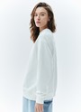 СВИТШОТ OVERSIZE, цвет: молочный Allweneed
Свитшот объёмного кроя из мягкого трикотажа без начёса. Натуральный хлопок дышит и создаёт ощущение комфорта. Круглая горловина, спущенное плечо и эластичные манжеты для фиксации дарят свободу движений. Можно носить с трикотажными брюками или любимыми джинсами. Практичная повседневная вещь.