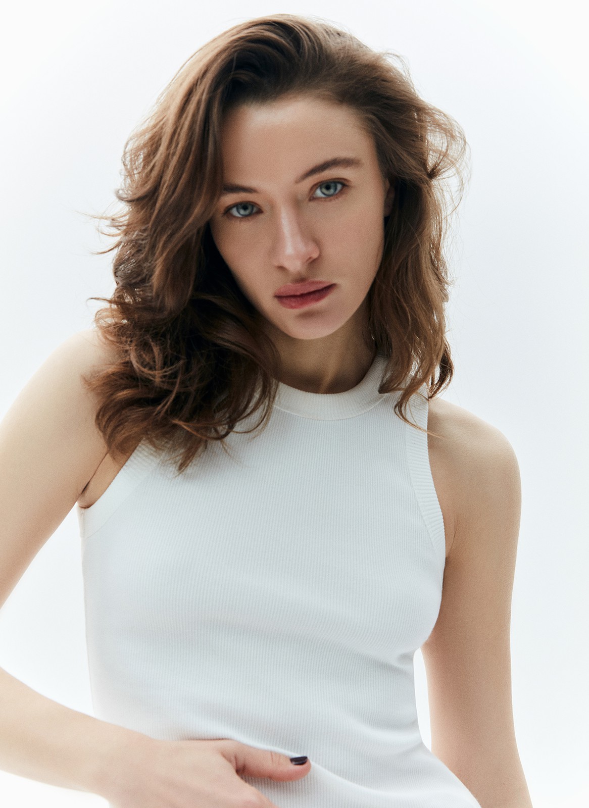 Майка в рубчик плотная (кроёный трикотаж), цвет: молочный Allweneed
Базовая майка в тонкий рубчик из мягкого, но формоустойчивого трикотажа. Модель комфортно облегает силуэт, приятна к телу, может служить интересной альтернативой футболке. Мы сочетаем изделие с джинсами, трикотажными джоггерами и костюмными брюками. В жаркую погоду советуем носить самостоятельно, а с наступлением прохлады под хлопковую рубашку или пиджак с мужского плеча.