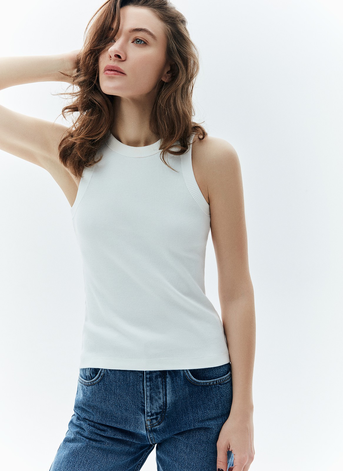 Майка в рубчик плотная (кроёный трикотаж), цвет: молочный Allweneed
Базовая майка в тонкий рубчик из мягкого, но формоустойчивого трикотажа. Модель комфортно облегает силуэт, приятна к телу, может служить интересной альтернативой футболке. Мы сочетаем изделие с джинсами, трикотажными джоггерами и костюмными брюками. В жаркую погоду советуем носить самостоятельно, а с наступлением прохлады под хлопковую рубашку или пиджак с мужского плеча.