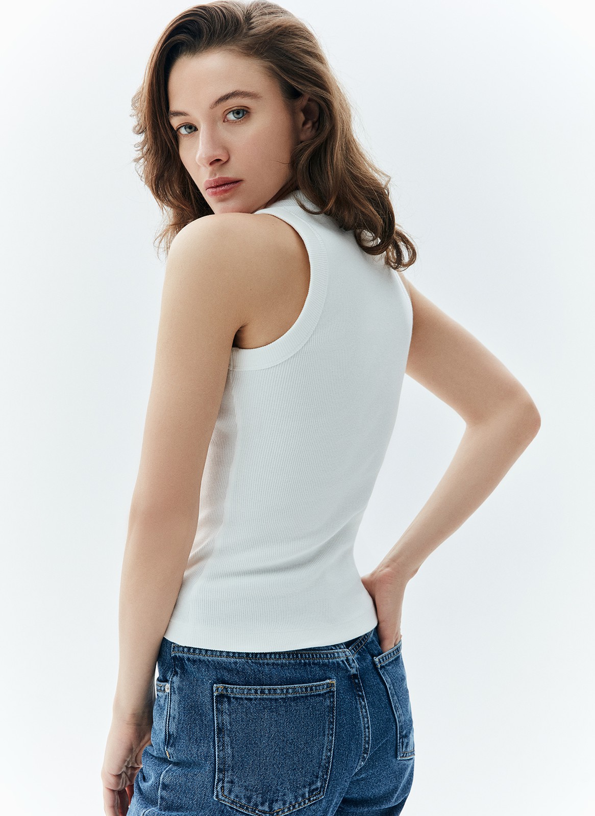 Майка в рубчик плотная (кроёный трикотаж), цвет: молочный Allweneed
Базовая майка в тонкий рубчик из мягкого, но формоустойчивого трикотажа. Модель комфортно облегает силуэт, приятна к телу, может служить интересной альтернативой футболке. Мы сочетаем изделие с джинсами, трикотажными джоггерами и костюмными брюками. В жаркую погоду советуем носить самостоятельно, а с наступлением прохлады под хлопковую рубашку или пиджак с мужского плеча.