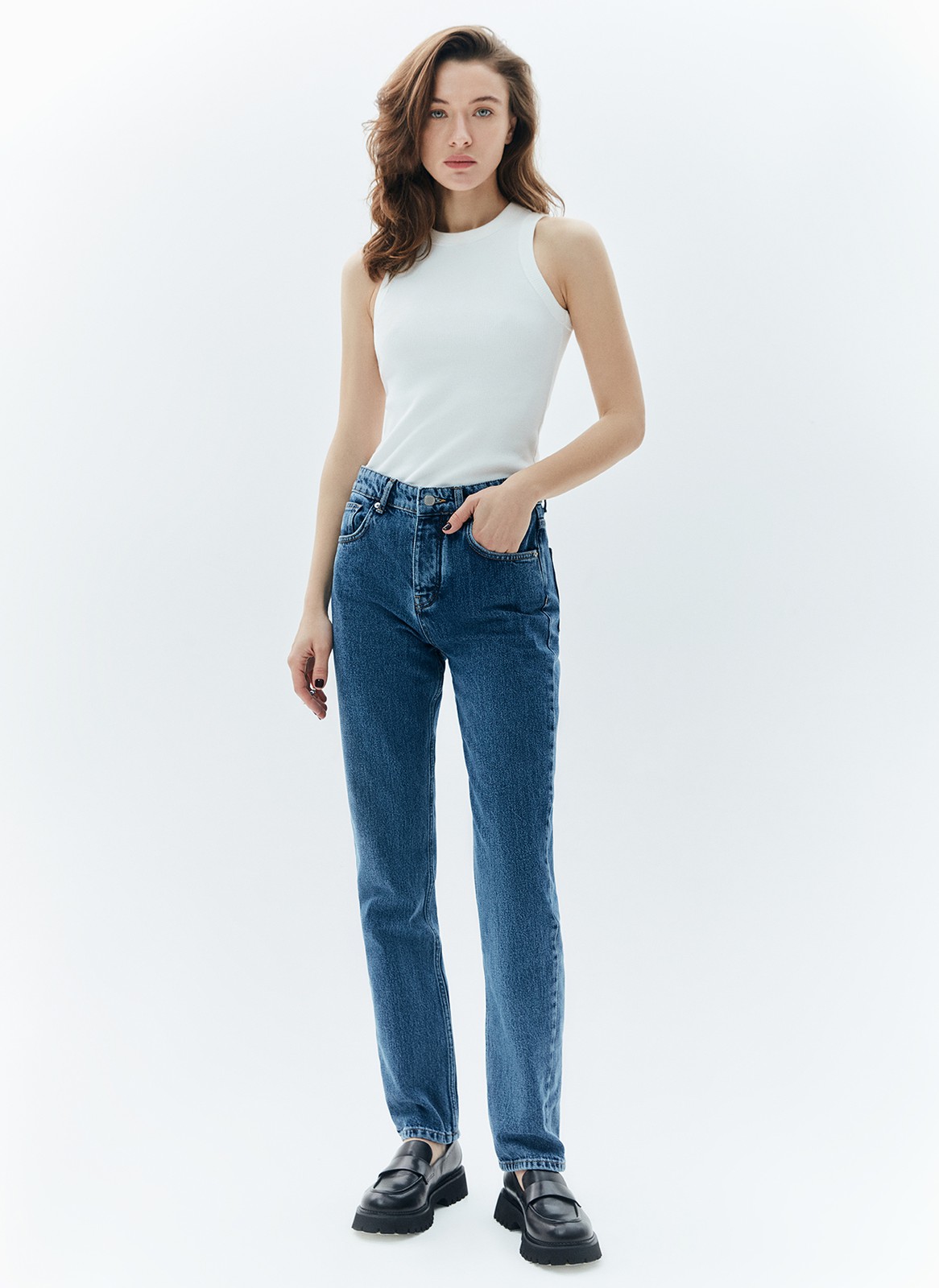 Майка в рубчик плотная (кроёный трикотаж), цвет: молочный Allweneed
Базовая майка в тонкий рубчик из мягкого, но формоустойчивого трикотажа. Модель комфортно облегает силуэт, приятна к телу, может служить интересной альтернативой футболке. Мы сочетаем изделие с джинсами, трикотажными джоггерами и костюмными брюками. В жаркую погоду советуем носить самостоятельно, а с наступлением прохлады под хлопковую рубашку или пиджак с мужского плеча.