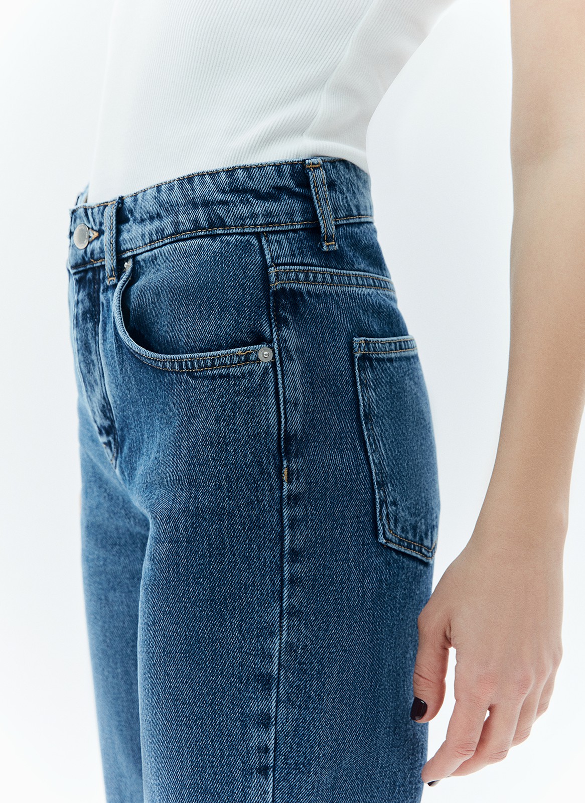 Джинсы straight fit со средней посадкой, цвет: синий Allweneed
Прямые джинсы умеренного прилегания, зауженные к низу. Модель на средней посадке компромиссный вариант между классической высокой и трендовой низкой. Крой вытягивает силуэт и визуально добавляет сантиметры росту. Плотный материал прекрасно держит форму и красиво облегает линию бедра. Вот уже несколько сезонов мы выделяем группу денима в своём ассортименте, благодаря чему вы стали узнавать нас ещё и по ней. Эта модель образец нашего высокого качества. Выполнены из премиального 100% хлопкового денима с авторской варкой и брендированной фурнитурой высокого качества.