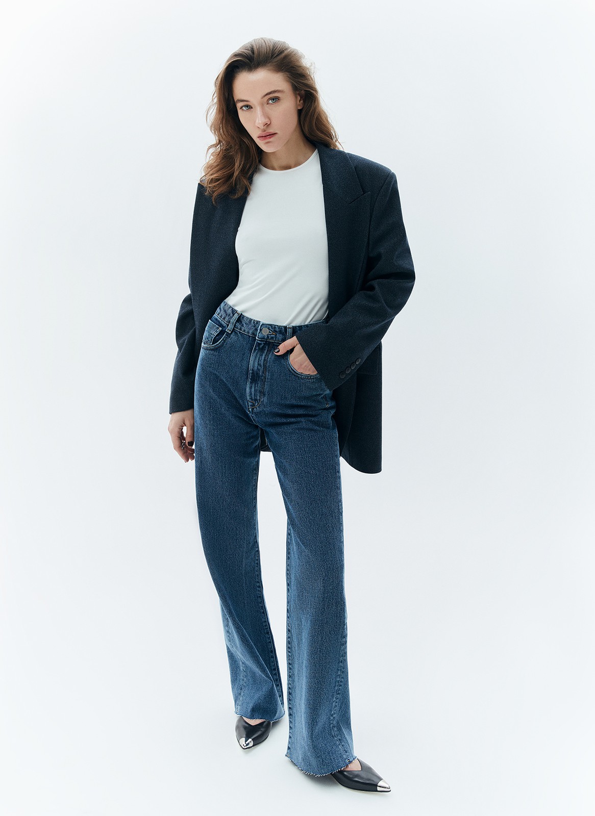 


Прямые джинсы с посадкой на линии талии. Ваша любимая модель полной длины. Четыре кармана и отстрочки на передней половинке брюк. Плотный деним позволяет держать форму и красиво облегать линию бедра. Мы выполнили модель из нашего премиального 100% хлопкового денима с авторской варкой и брендированной фурнитурой высокого качества, по которой нас узнают.

