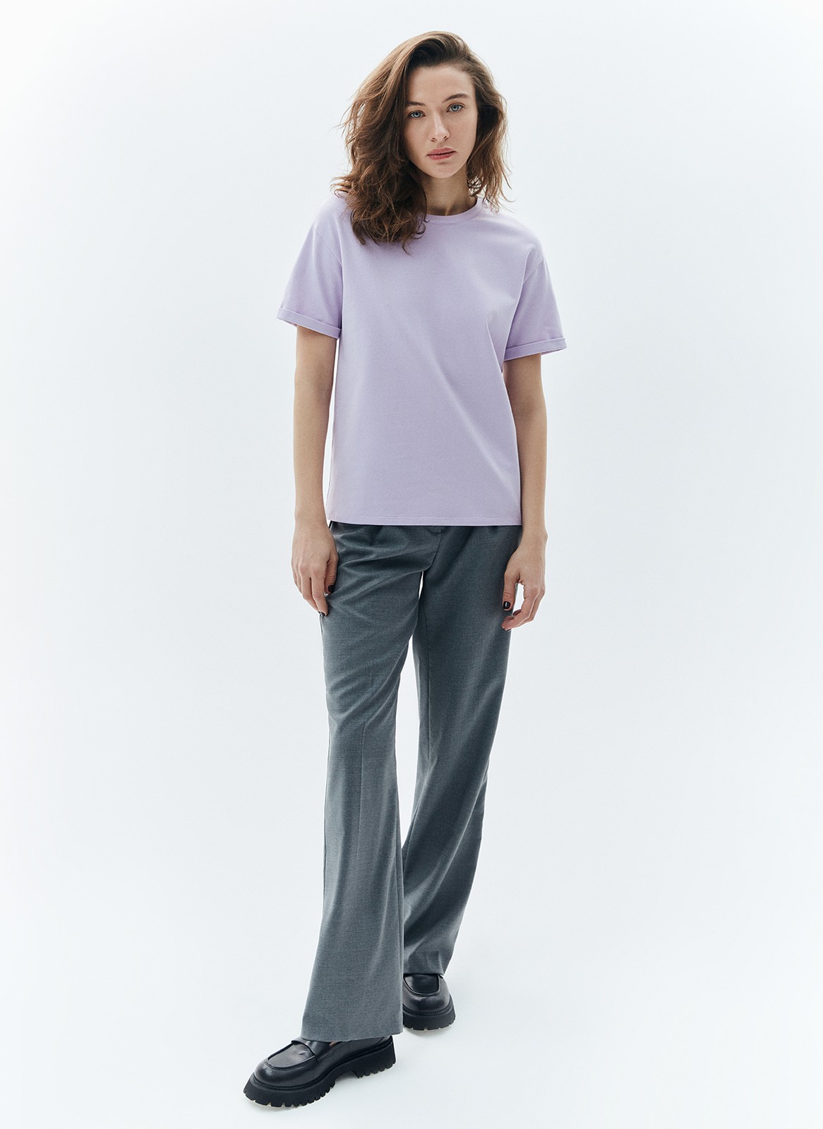 Футболка в стиле boyfriend, цвет: лавандовый Allweneed
Футболка выполнена из плотной кулирки воздушной трикотажной ткани, которую часто используют для детской одежды. А значит, в ней вам будет очень комфортно.
Ткань хорошо держит форму. Благодаря натуральному составу футболку можно носить в любое время года. Круглая горловина обработана классическим способом. Станет хорошей базой и откроет простор для многих сочетаний: с жакетами и брюками, под свитшот и джинсы и с домашней одеждой.