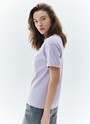 Футболка в стиле boyfriend, цвет: лавандовый Allweneed
Футболка выполнена из плотной кулирки воздушной трикотажной ткани, которую часто используют для детской одежды. А значит, в ней вам будет очень комфортно.
Ткань хорошо держит форму. Благодаря натуральному составу футболку можно носить в любое время года. Круглая горловина обработана классическим способом. Станет хорошей базой и откроет простор для многих сочетаний: с жакетами и брюками, под свитшот и джинсы и с домашней одеждой.