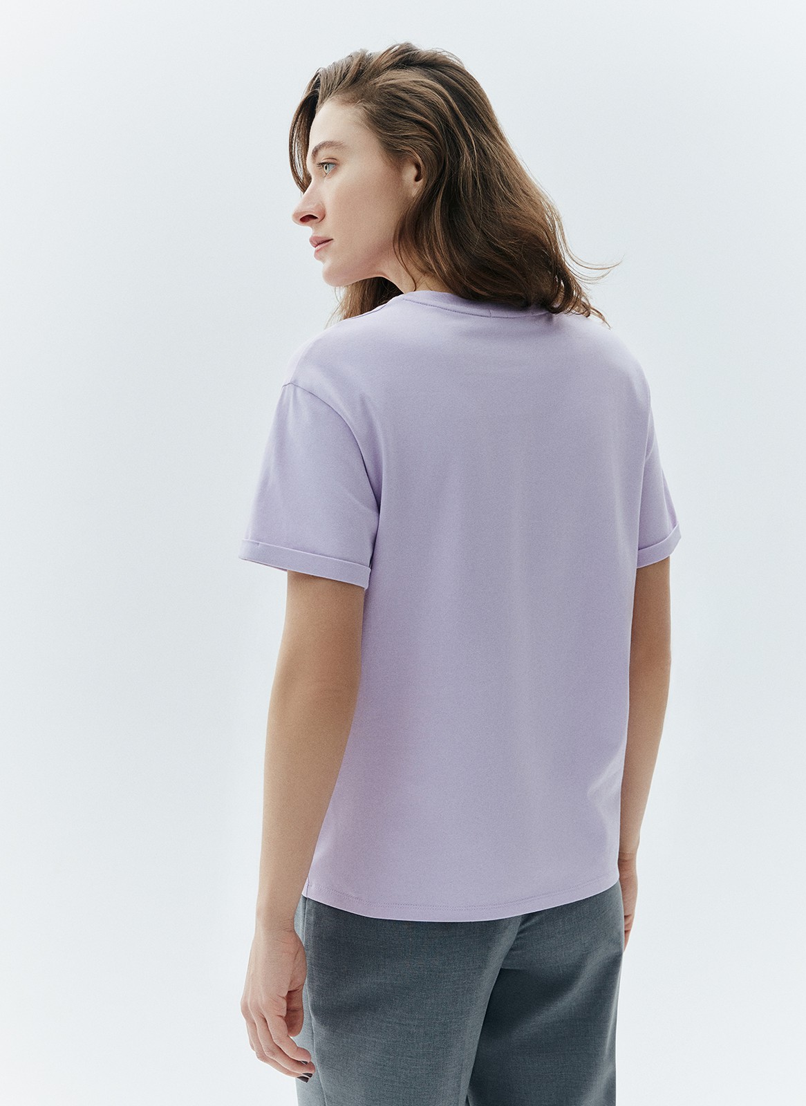 Футболка в стиле boyfriend, цвет: лавандовый Allweneed
Футболка выполнена из плотной кулирки воздушной трикотажной ткани, которую часто используют для детской одежды. А значит, в ней вам будет очень комфортно.
Ткань хорошо держит форму. Благодаря натуральному составу футболку можно носить в любое время года. Круглая горловина обработана классическим способом. Станет хорошей базой и откроет простор для многих сочетаний: с жакетами и брюками, под свитшот и джинсы и с домашней одеждой.