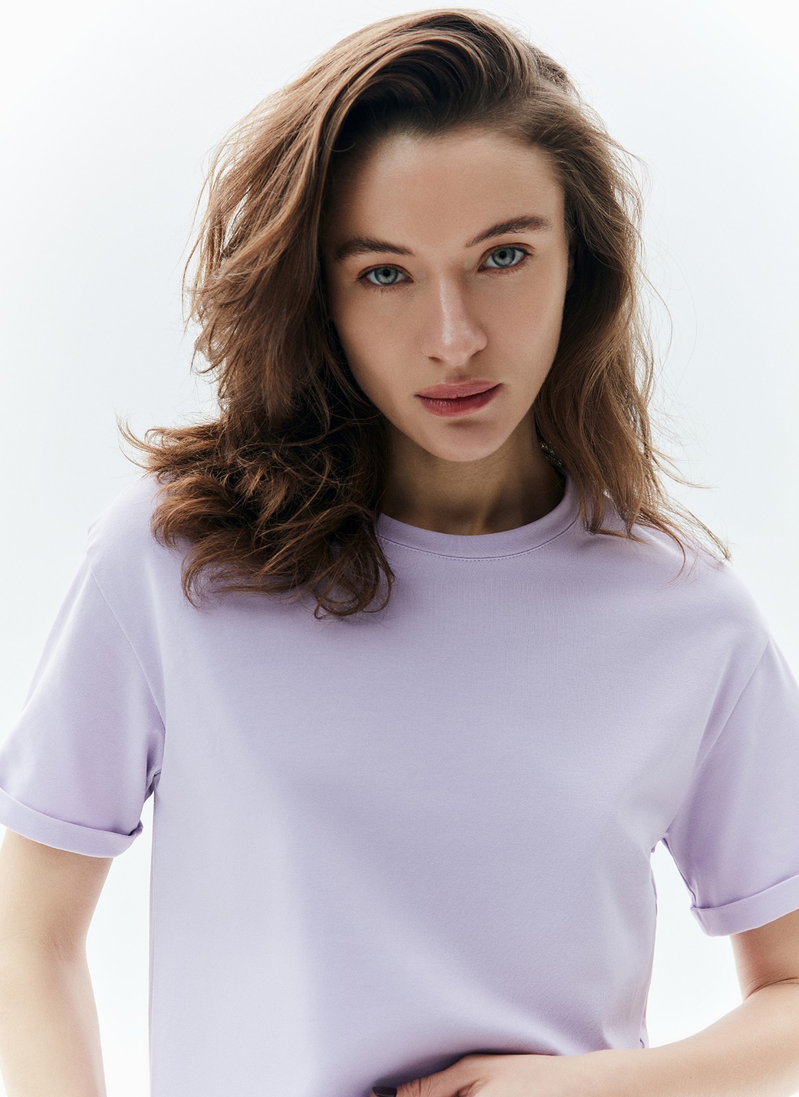Футболка в стиле boyfriend, цвет: лавандовый Allweneed
Футболка выполнена из плотной кулирки воздушной трикотажной ткани, которую часто используют для детской одежды. А значит, в ней вам будет очень комфортно.
Ткань хорошо держит форму. Благодаря натуральному составу футболку можно носить в любое время года. Круглая горловина обработана классическим способом. Станет хорошей базой и откроет простор для многих сочетаний: с жакетами и брюками, под свитшот и джинсы и с домашней одеждой.