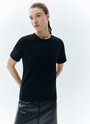 


Футболка выполнена из плотной кулирки воздушной трикотажной ткани, которую часто используют для детской одежды. А значит, в ней вам будет очень комфортно.
Ткань хорошо держит форму. Благодаря натуральному составу футболку можно носить в любое время года. Круглая горловина обработана классическим способом. Станет хорошей базой и откроет простор для многих сочетаний: с жакетами и брюками, под свитшот и джинсы и с домашней одеждой.