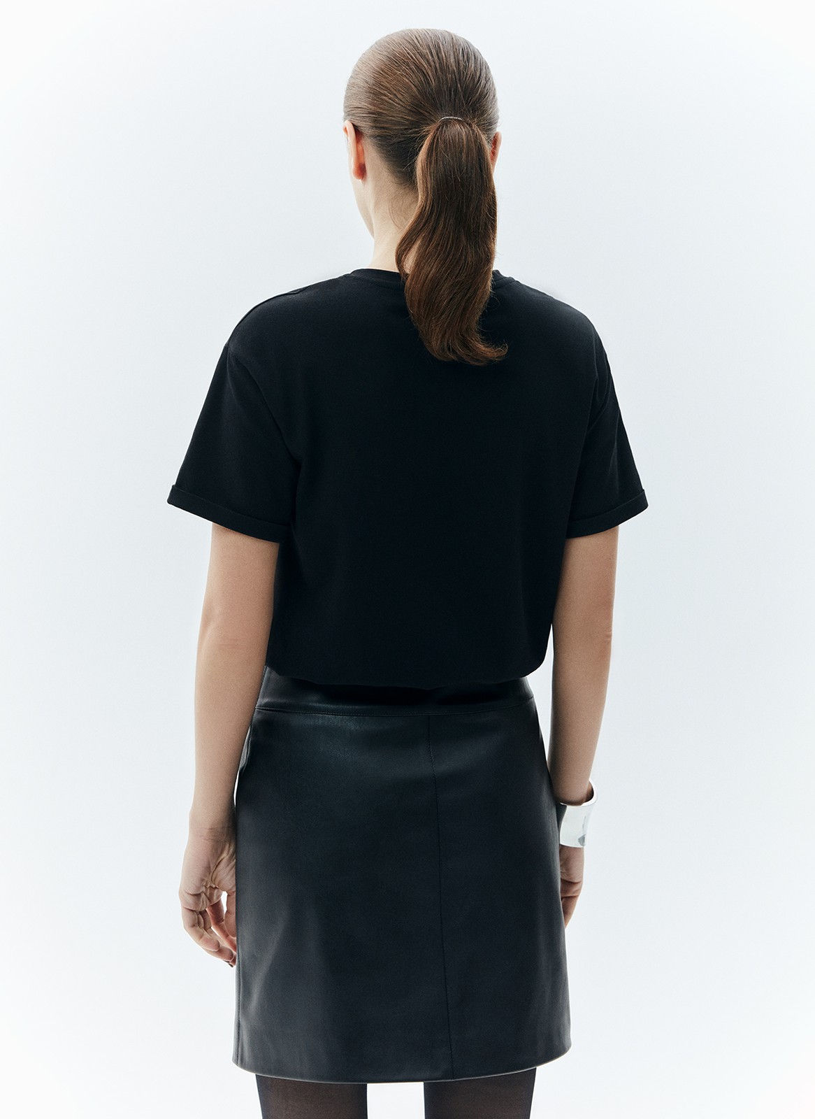 


Футболка выполнена из плотной кулирки воздушной трикотажной ткани, которую часто используют для детской одежды. А значит, в ней вам будет очень комфортно.
Ткань хорошо держит форму. Благодаря натуральному составу футболку можно носить в любое время года. Круглая горловина обработана классическим способом. Станет хорошей базой и откроет простор для многих сочетаний: с жакетами и брюками, под свитшот и джинсы и с домашней одеждой.