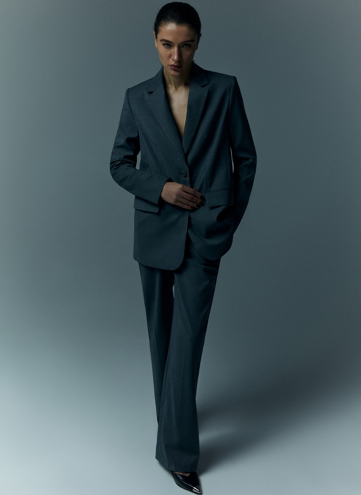 Брюки из тонкой шерсти, цвет: серый Allweneed
Для классических брюк на средней посадке со стрелкой была выбрана тонкая согревающая шерсть. Мы дополнили изделие шелковистой подкладочной тканью. Два кармана с отрезным бочком (внутренним карманом, который располагается в боковом шве) и скрытая застёжка на молнию. Эта модель прекрасно подходит для офисного образа, но её также легко комбинировать с вещами для весенних прогулок.