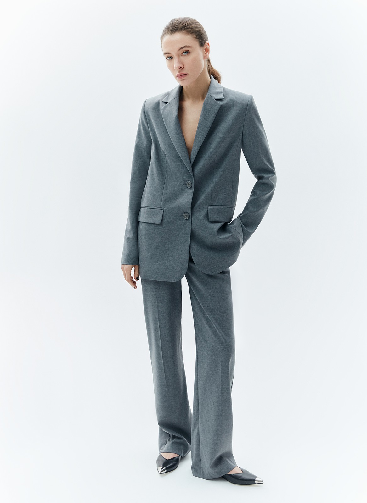 Жакет из тонкой шерсти (premium), цвет: серый Allweneed
Однобортный жакет классического силуэта с прилеганием по талии. Изделие имеет карманы с клапаном, отрезным бочком (напомним: это внутренний карман, который располагается в боковом шве) и вытачкой на полочке здесь все детали, которые выдают идеальный тейлоринг. Классическая линия плеча. Выполнен из шерсти с мягкой, ворсистой фактурой и дополнен шелковистой подкладочной тканью, которая дарит приятные тактильные ощущения. В двух благородных цветах: тёмно-синем и сером. Прекрасный вариант для перехода от зимы к весне.