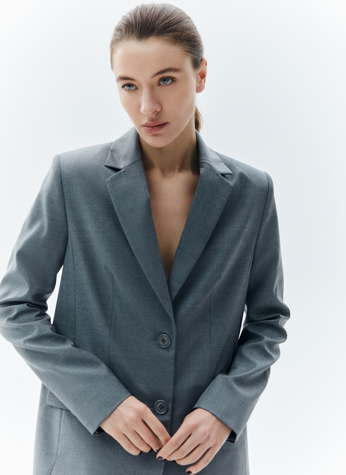 Жакет из тонкой шерсти (premium), цвет: серый Allweneed
Однобортный жакет классического силуэта с прилеганием по талии. Изделие имеет карманы с клапаном, отрезным бочком (напомним: это внутренний карман, который располагается в боковом шве) и вытачкой на полочке здесь все детали, которые выдают идеальный тейлоринг. Классическая линия плеча. Выполнен из шерсти с мягкой, ворсистой фактурой и дополнен шелковистой подкладочной тканью, которая дарит приятные тактильные ощущения. В двух благородных цветах: тёмно-синем и сером. Прекрасный вариант для перехода от зимы к весне.