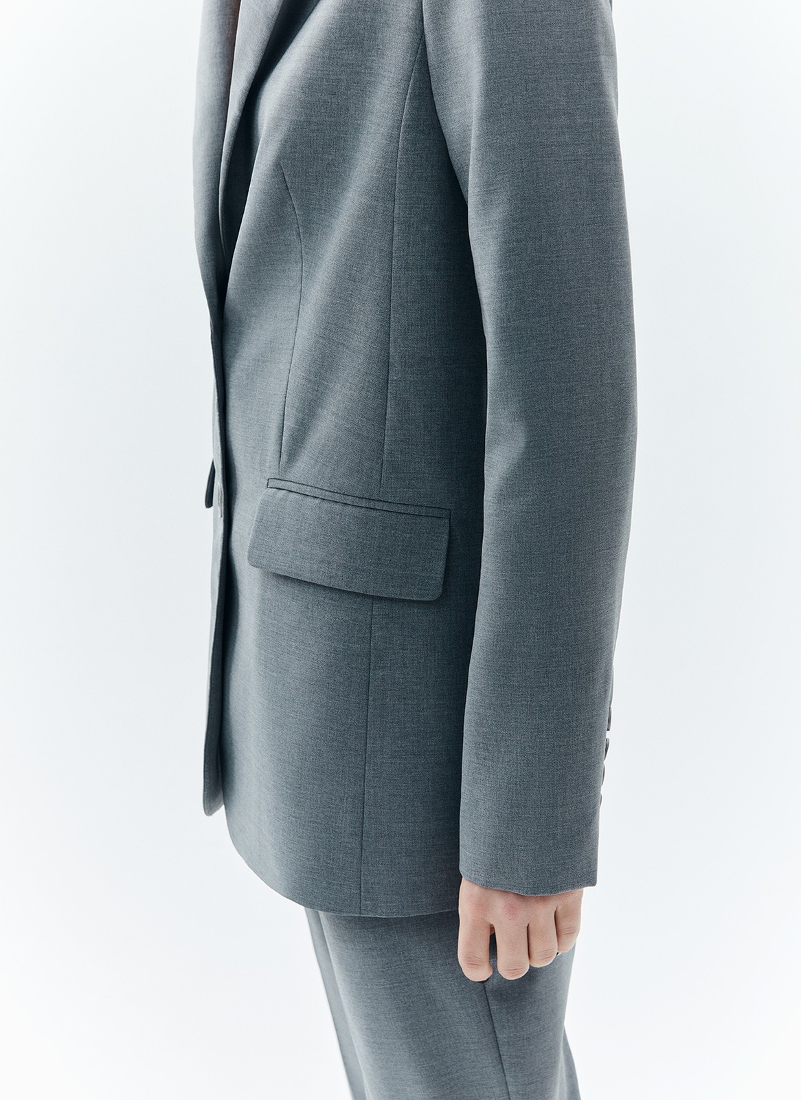 Жакет из тонкой шерсти (premium), цвет: серый Allweneed
Однобортный жакет классического силуэта с прилеганием по талии. Изделие имеет карманы с клапаном, отрезным бочком (напомним: это внутренний карман, который располагается в боковом шве) и вытачкой на полочке здесь все детали, которые выдают идеальный тейлоринг. Классическая линия плеча. Выполнен из шерсти с мягкой, ворсистой фактурой и дополнен шелковистой подкладочной тканью, которая дарит приятные тактильные ощущения. В двух благородных цветах: тёмно-синем и сером. Прекрасный вариант для перехода от зимы к весне.