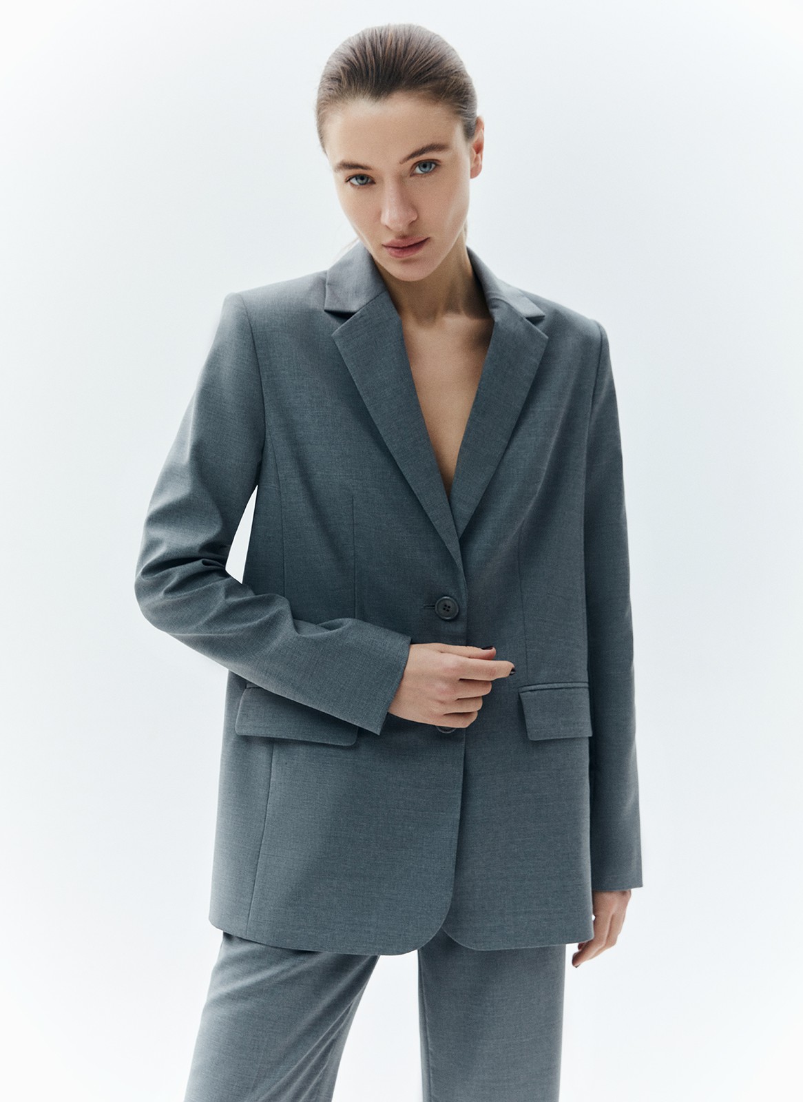 Жакет из тонкой шерсти (premium), цвет: серый Allweneed
Однобортный жакет классического силуэта с прилеганием по талии. Изделие имеет карманы с клапаном, отрезным бочком (напомним: это внутренний карман, который располагается в боковом шве) и вытачкой на полочке здесь все детали, которые выдают идеальный тейлоринг. Классическая линия плеча. Выполнен из шерсти с мягкой, ворсистой фактурой и дополнен шелковистой подкладочной тканью, которая дарит приятные тактильные ощущения. В двух благородных цветах: тёмно-синем и сером. Прекрасный вариант для перехода от зимы к весне.