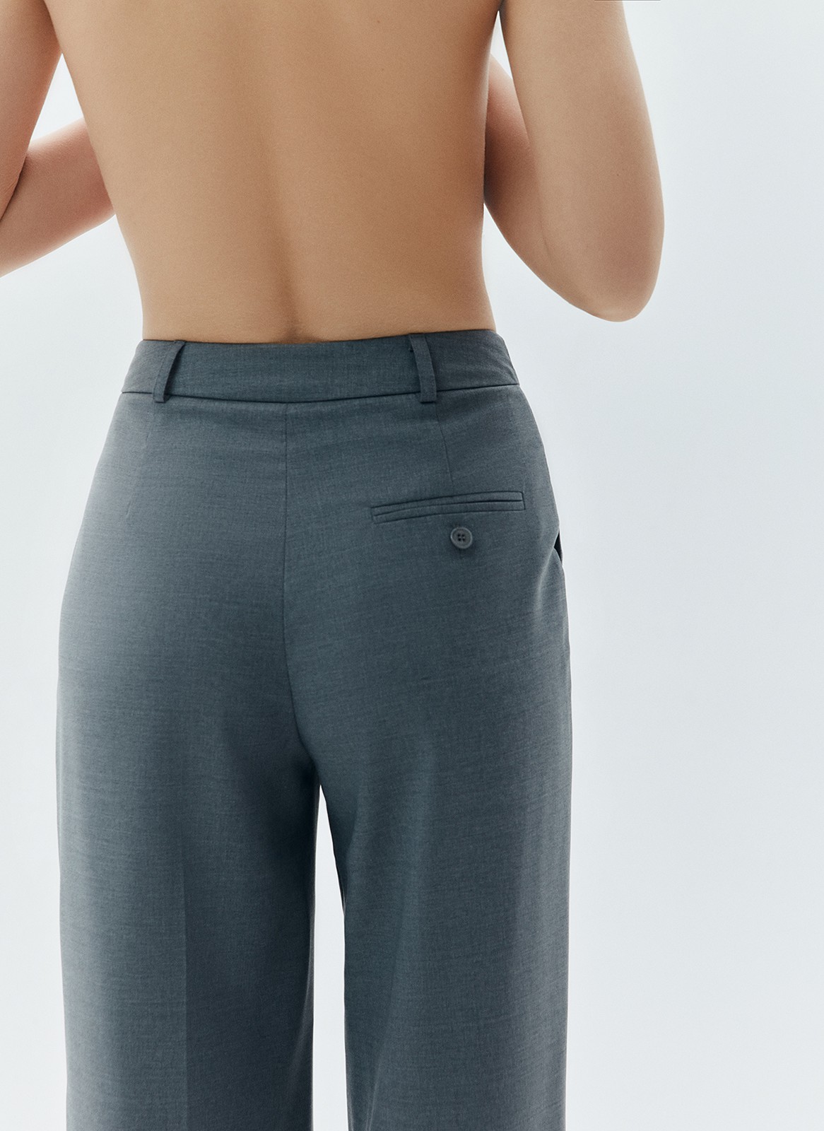 Брюки из тонкой шерсти, цвет: серый Allweneed
Для классических брюк на средней посадке со стрелкой была выбрана тонкая согревающая шерсть. Мы дополнили изделие шелковистой подкладочной тканью. Два кармана с отрезным бочком (внутренним карманом, который располагается в боковом шве) и скрытая застёжка на молнию. Эта модель прекрасно подходит для офисного образа, но её также легко комбинировать с вещами для весенних прогулок.