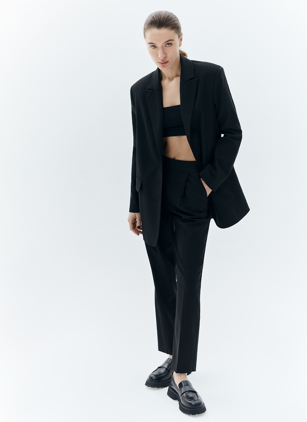 Брюки укороченные, зауженные к низу, цвет: Черный Allweneed Зауженные брюки на средней посадке из костюмной ткани. Модель на складке и со стрелкой. Ткань хорошо держит форму, поэтому изделие долго сохраняет свой первоначальный вид. Два кармана с отрезным бочком и скрытая застёжка на молнию. Мы любим такую длину брюк, которая смотрится оптимально с обувью на каблуке и без него. Идеально, чтобы создать образ деловой леди с жакетом.