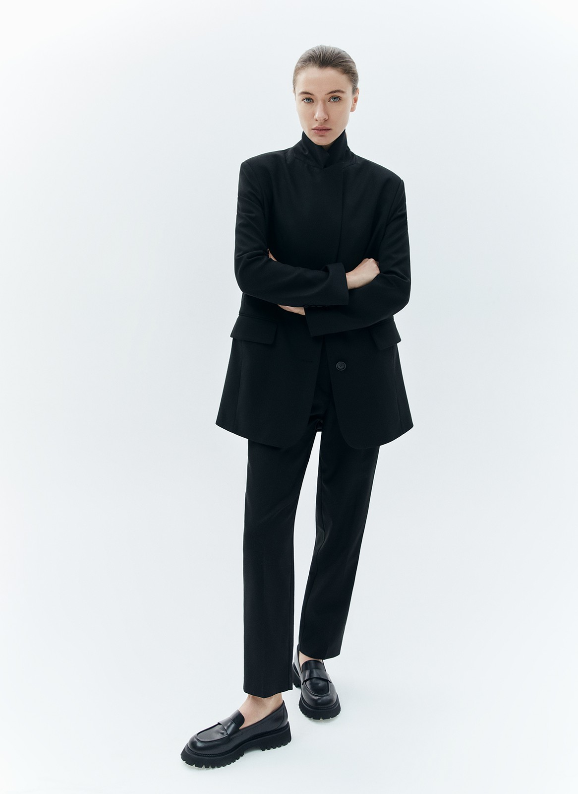 Жакет однобортный oversize, цвет: Черный Allweneed
Жакет с объёмной линией плеча. Шлица на спинке для декора и комфорта (не забудьте её разрезать). Мы создали слегка удлинённую модель свободного кроя, с небольшим прилеганием по талии, которая подходит девушкам разного роста. Изделие имеет карманы с клапаном, бочком, а также вытачкой на полочке и декоративной листочкой выше груди. Приятная костюмная ткань деликатно блестит и хорошо держит форму. В этом сезоне цвет играет для нас важное значение и отражает плавное погружение в весенний период. Два базовых оттенка и один акцентный изящный изумрудный.