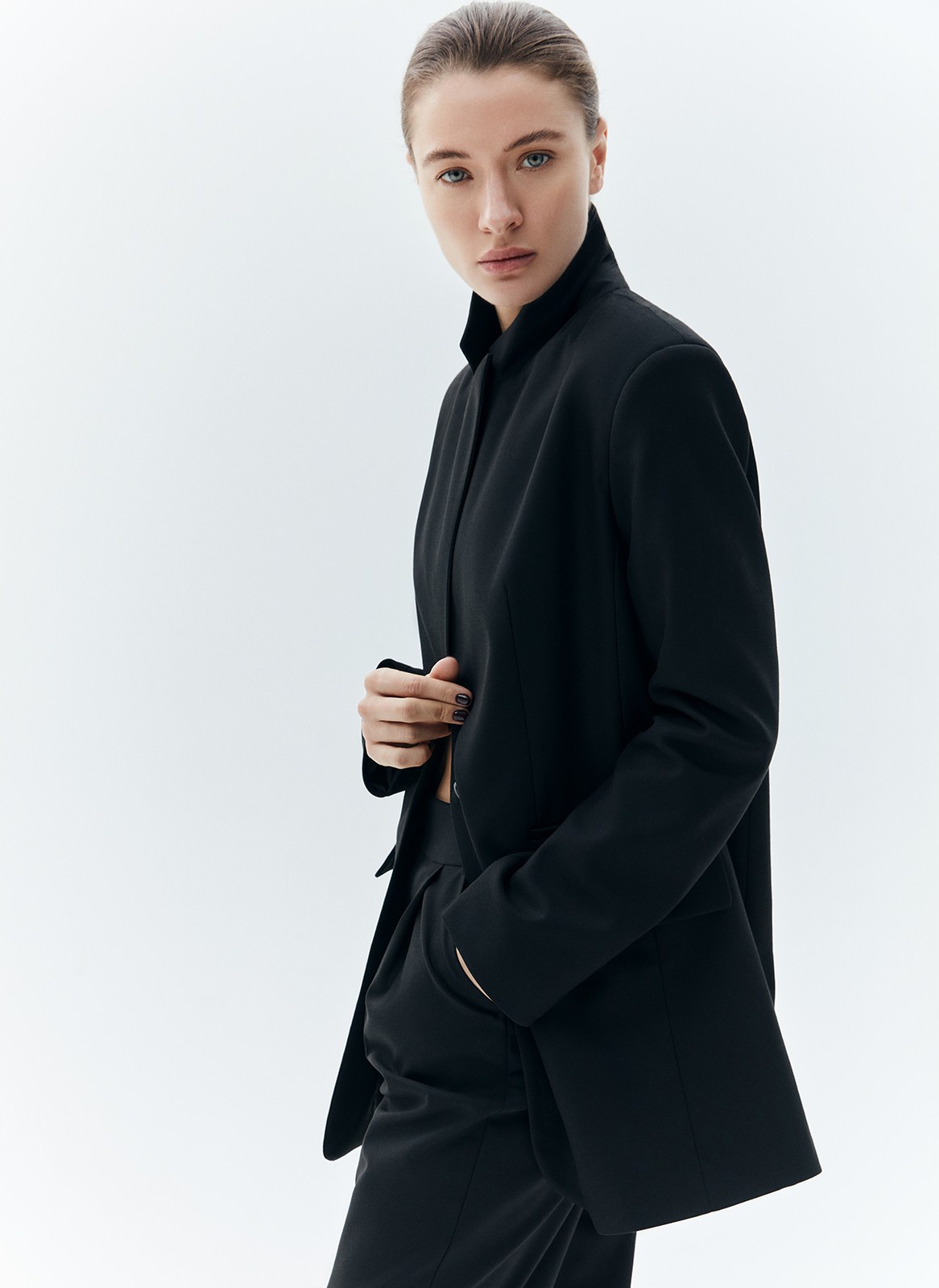 Жакет однобортный oversize, цвет: Черный Allweneed
Жакет с объёмной линией плеча. Шлица на спинке для декора и комфорта (не забудьте её разрезать). Мы создали слегка удлинённую модель свободного кроя, с небольшим прилеганием по талии, которая подходит девушкам разного роста. Изделие имеет карманы с клапаном, бочком, а также вытачкой на полочке и декоративной листочкой выше груди. Приятная костюмная ткань деликатно блестит и хорошо держит форму. В этом сезоне цвет играет для нас важное значение и отражает плавное погружение в весенний период. Два базовых оттенка и один акцентный изящный изумрудный.