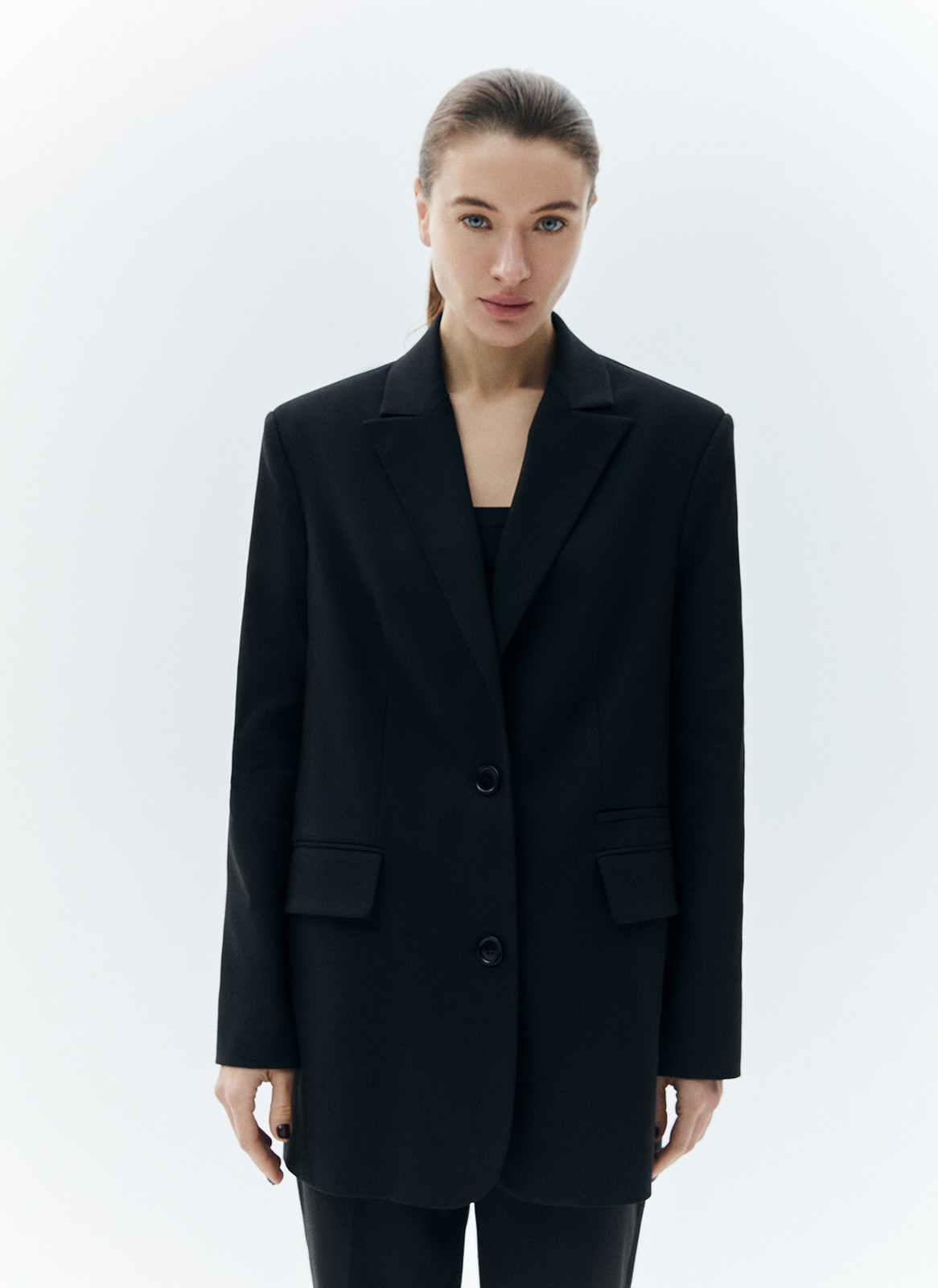 Жакет однобортный oversize, цвет: Черный Allweneed
Жакет с объёмной линией плеча. Шлица на спинке для декора и комфорта (не забудьте её разрезать). Мы создали слегка удлинённую модель свободного кроя, с небольшим прилеганием по талии, которая подходит девушкам разного роста. Изделие имеет карманы с клапаном, бочком, а также вытачкой на полочке и декоративной листочкой выше груди. Приятная костюмная ткань деликатно блестит и хорошо держит форму. В этом сезоне цвет играет для нас важное значение и отражает плавное погружение в весенний период. Два базовых оттенка и один акцентный изящный изумрудный.