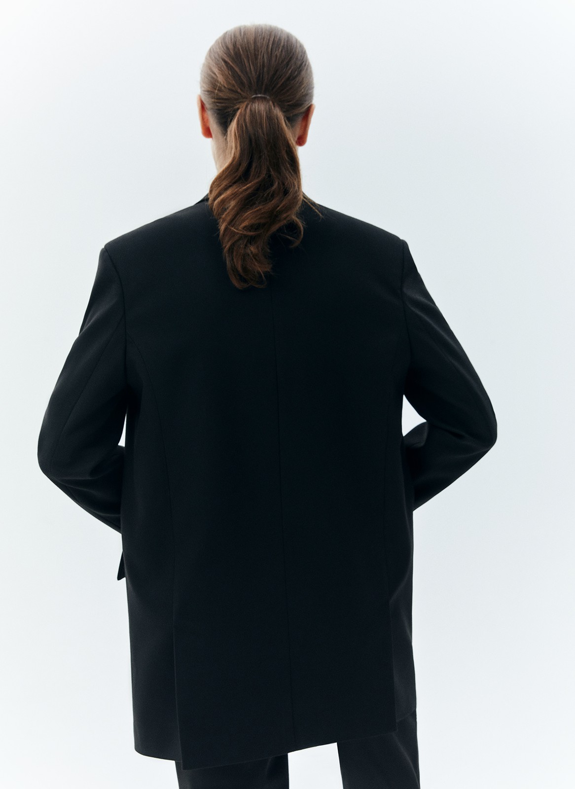 Жакет однобортный oversize, цвет: Черный Allweneed
Жакет с объёмной линией плеча. Шлица на спинке для декора и комфорта (не забудьте её разрезать). Мы создали слегка удлинённую модель свободного кроя, с небольшим прилеганием по талии, которая подходит девушкам разного роста. Изделие имеет карманы с клапаном, бочком, а также вытачкой на полочке и декоративной листочкой выше груди. Приятная костюмная ткань деликатно блестит и хорошо держит форму. В этом сезоне цвет играет для нас важное значение и отражает плавное погружение в весенний период. Два базовых оттенка и один акцентный изящный изумрудный.