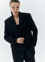 Жакет однобортный oversize, цвет: Черный Allweneed
Жакет с объёмной линией плеча. Шлица на спинке для декора и комфорта (не забудьте её разрезать). Мы создали слегка удлинённую модель свободного кроя, с небольшим прилеганием по талии, которая подходит девушкам разного роста. Изделие имеет карманы с клапаном, бочком, а также вытачкой на полочке и декоративной листочкой выше груди. Приятная костюмная ткань деликатно блестит и хорошо держит форму. В этом сезоне цвет играет для нас важное значение и отражает плавное погружение в весенний период. Два базовых оттенка и один акцентный изящный изумрудный.