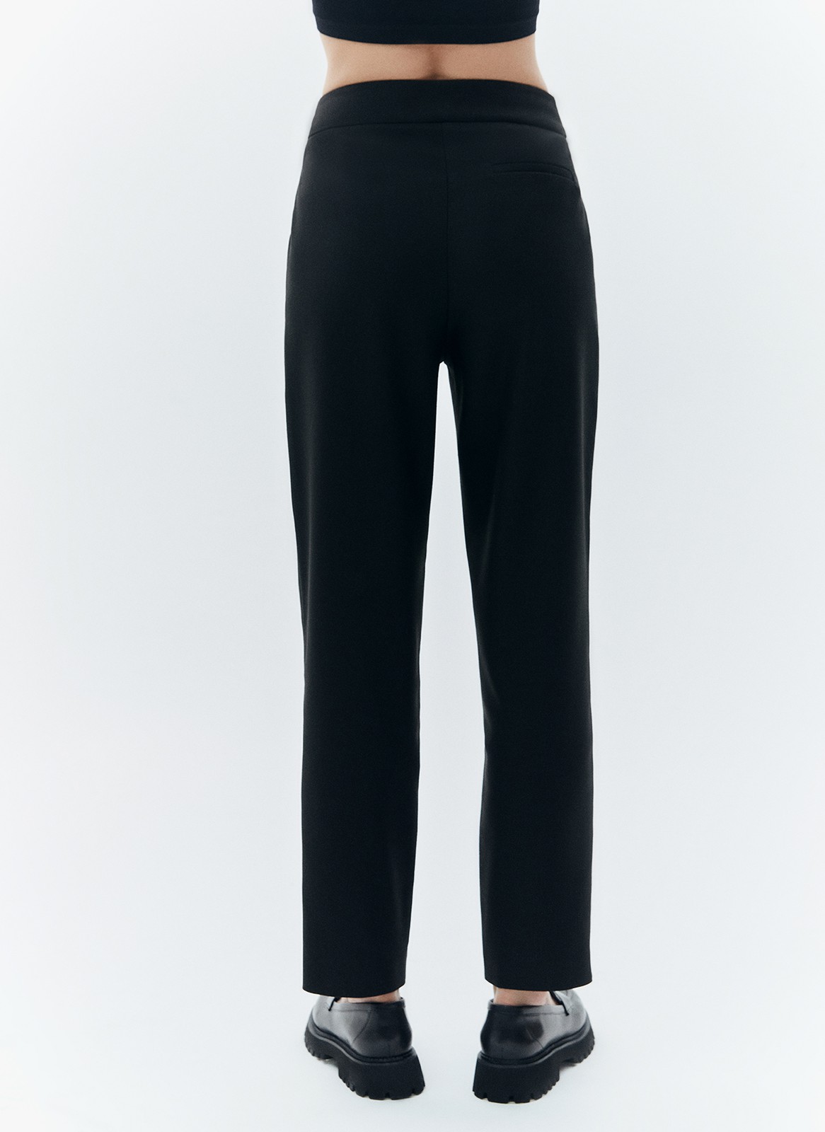 Брюки укороченные, зауженные к низу, цвет: Черный Allweneed Зауженные брюки на средней посадке из костюмной ткани. Модель на складке и со стрелкой. Ткань хорошо держит форму, поэтому изделие долго сохраняет свой первоначальный вид. Два кармана с отрезным бочком и скрытая застёжка на молнию. Мы любим такую длину брюк, которая смотрится оптимально с обувью на каблуке и без него. Идеально, чтобы создать образ деловой леди с жакетом.