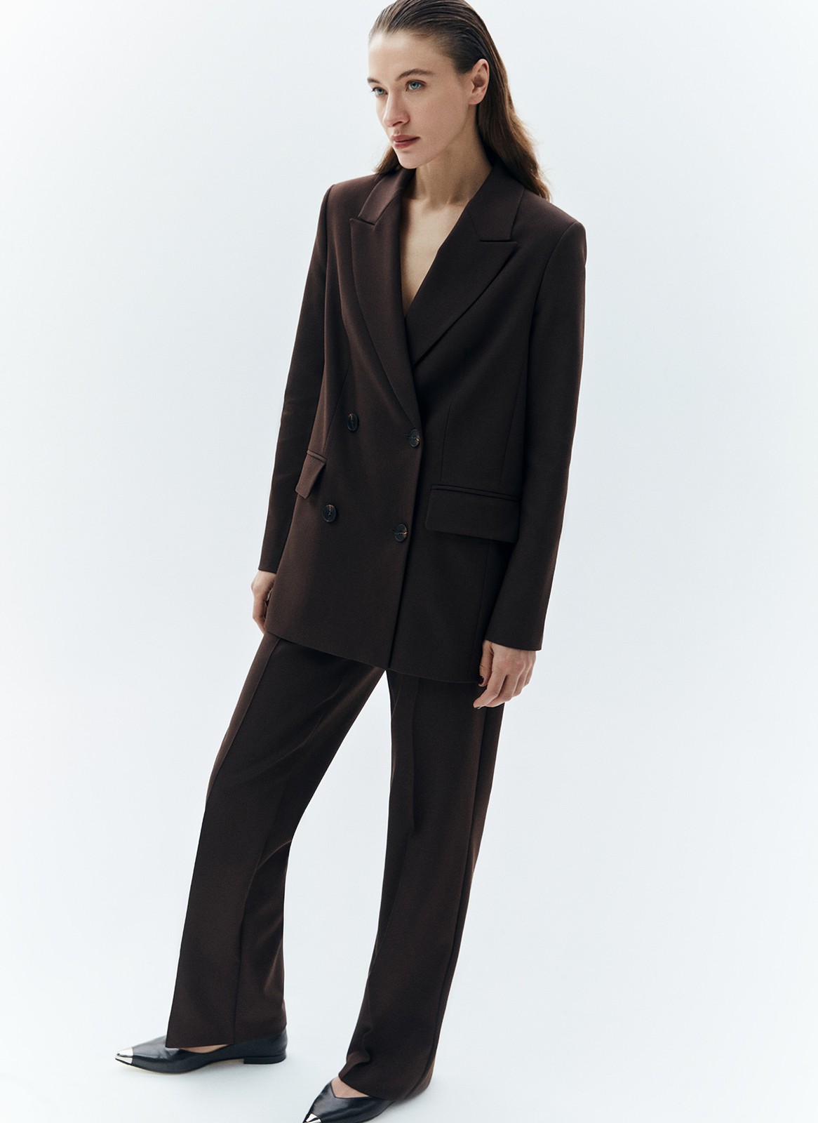 Жакет двубортный, цвет: шоколадный Allweneed
Свободный двубортный жакет из костюмной ткани благородного шоколадного цвета. Модель имеет характерные для мужских пиджаков строгие лацканы, а также карманы с клапаном в рамке. Классическая линия плеча. Костюмная поливискоза тонкая, мягкая, но при этом держит форму. Ткань почти не мнётся и хорошо сочетается с другими материалами. Нам нравится одновременно расслабленный и собранный силуэт жакета. Вы легко сможете комбинировать жакет с платьями, брюками и юбками.