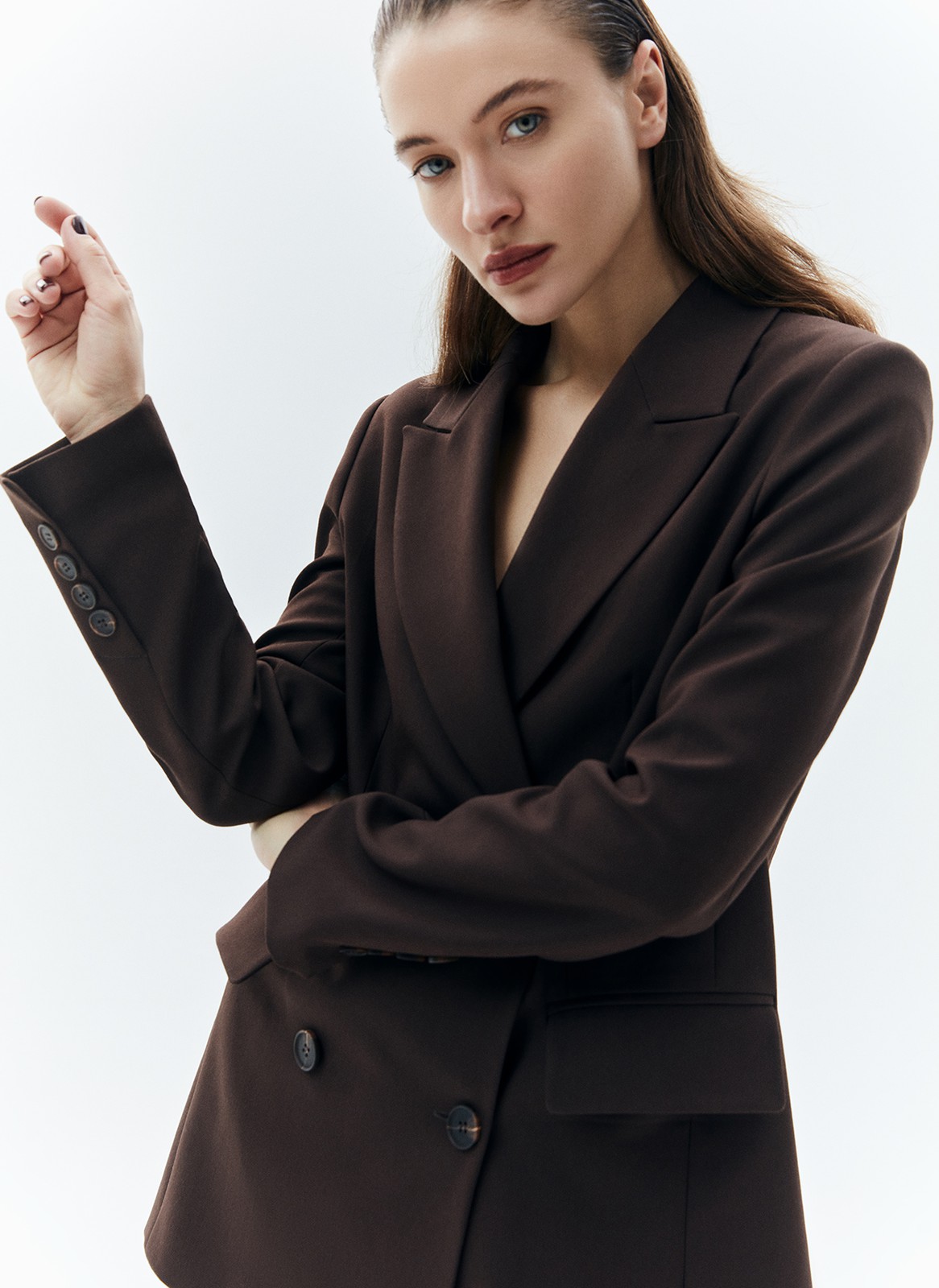 Жакет двубортный, цвет: шоколадный Allweneed
Свободный двубортный жакет из костюмной ткани благородного шоколадного цвета. Модель имеет характерные для мужских пиджаков строгие лацканы, а также карманы с клапаном в рамке. Классическая линия плеча. Костюмная поливискоза тонкая, мягкая, но при этом держит форму. Ткань почти не мнётся и хорошо сочетается с другими материалами. Нам нравится одновременно расслабленный и собранный силуэт жакета. Вы легко сможете комбинировать жакет с платьями, брюками и юбками.