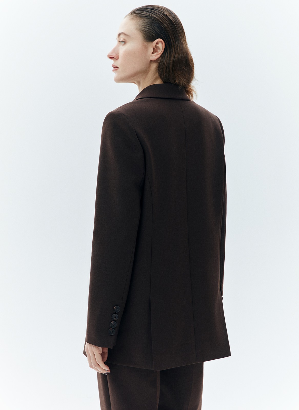 Жакет двубортный, цвет: шоколадный Allweneed
Свободный двубортный жакет из костюмной ткани благородного шоколадного цвета. Модель имеет характерные для мужских пиджаков строгие лацканы, а также карманы с клапаном в рамке. Классическая линия плеча. Костюмная поливискоза тонкая, мягкая, но при этом держит форму. Ткань почти не мнётся и хорошо сочетается с другими материалами. Нам нравится одновременно расслабленный и собранный силуэт жакета. Вы легко сможете комбинировать жакет с платьями, брюками и юбками.