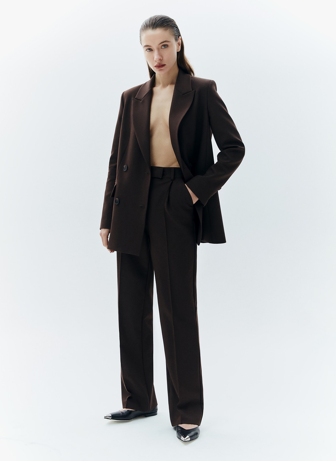 Брюки полной длины прямые, цвет: шоколадный Allweneed
Прямые, свободные брюки полной длины. Модель с защипами, переходящими в стрелки с отстрочкой. Застёжка на молнию, крючки и потайную пуговицу. Посадка на линии талии, чтобы сделать фигуру гармоничной. Карманы с подрезным бочком для любых мелочей. Брюки выполнены из приятной поливискозной ткани и представлены в трёх базовых оттенках. Вы можете создавать образы для офиса или на каждый день.