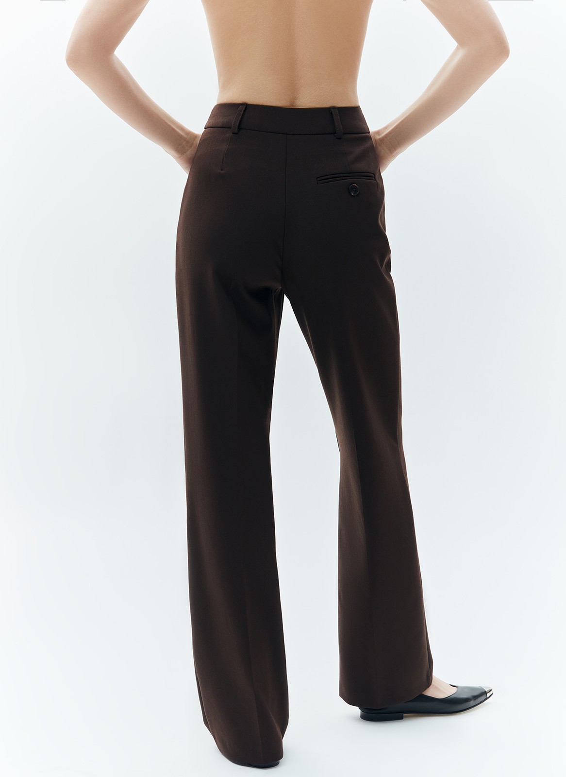 Брюки полной длины прямые, цвет: шоколадный Allweneed
Прямые, свободные брюки полной длины. Модель с защипами, переходящими в стрелки с отстрочкой. Застёжка на молнию, крючки и потайную пуговицу. Посадка на линии талии, чтобы сделать фигуру гармоничной. Карманы с подрезным бочком для любых мелочей. Брюки выполнены из приятной поливискозной ткани и представлены в трёх базовых оттенках. Вы можете создавать образы для офиса или на каждый день.