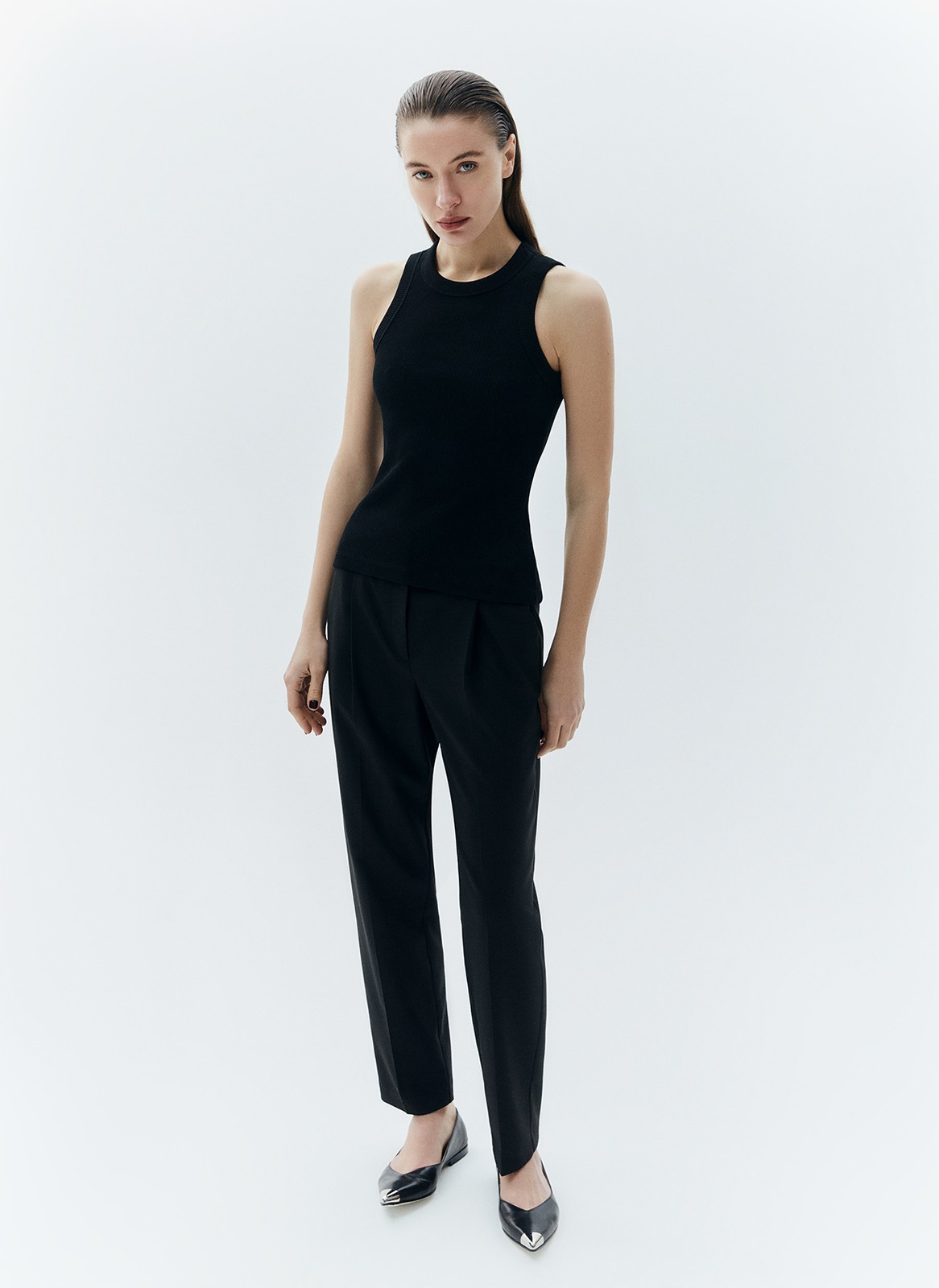 Майка в рубчик плотная (кроёный трикотаж), цвет: Черный Allweneed
Базовая майка в тонкий рубчик из мягкого, но формоустойчивого трикотажа. Модель комфортно облегает силуэт, приятна к телу, может служить интересной альтернативой футболке. Мы сочетаем изделие с джинсами, трикотажными джоггерами и костюмными брюками. В жаркую погоду советуем носить самостоятельно, а с наступлением прохлады под хлопковую рубашку или пиджак с мужского плеча.