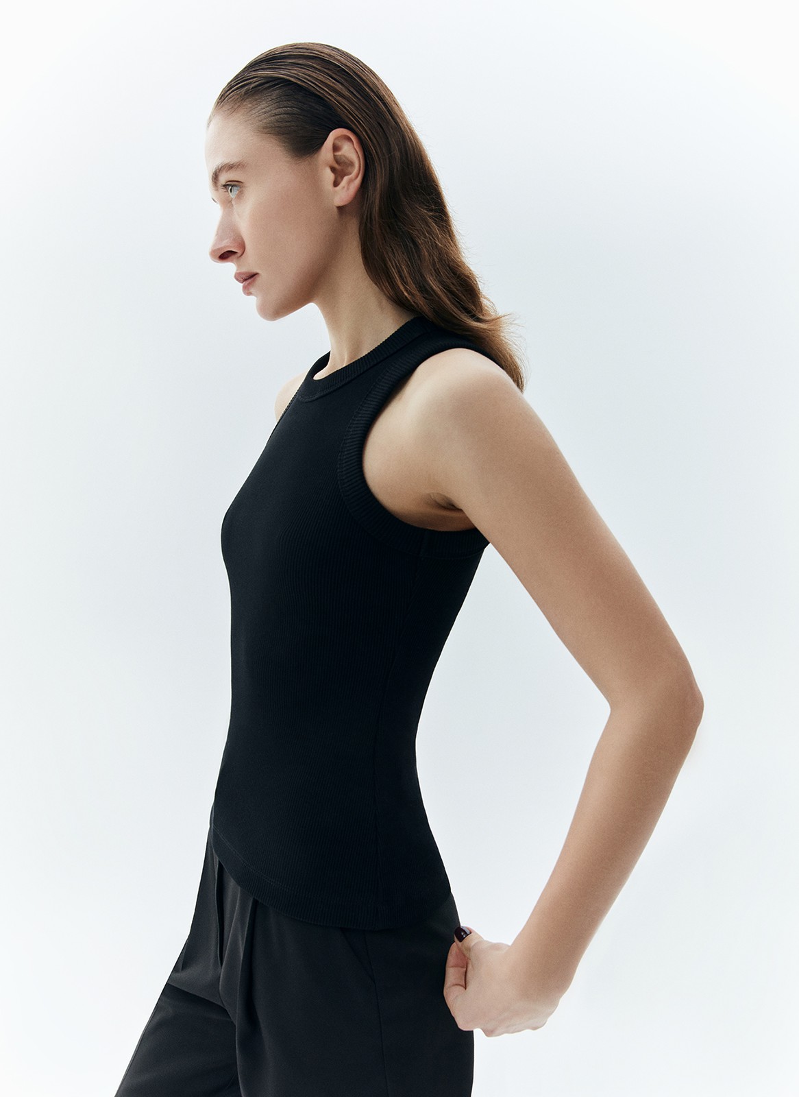 Майка в рубчик плотная (кроёный трикотаж), цвет: Черный Allweneed
Базовая майка в тонкий рубчик из мягкого, но формоустойчивого трикотажа. Модель комфортно облегает силуэт, приятна к телу, может служить интересной альтернативой футболке. Мы сочетаем изделие с джинсами, трикотажными джоггерами и костюмными брюками. В жаркую погоду советуем носить самостоятельно, а с наступлением прохлады под хлопковую рубашку или пиджак с мужского плеча.