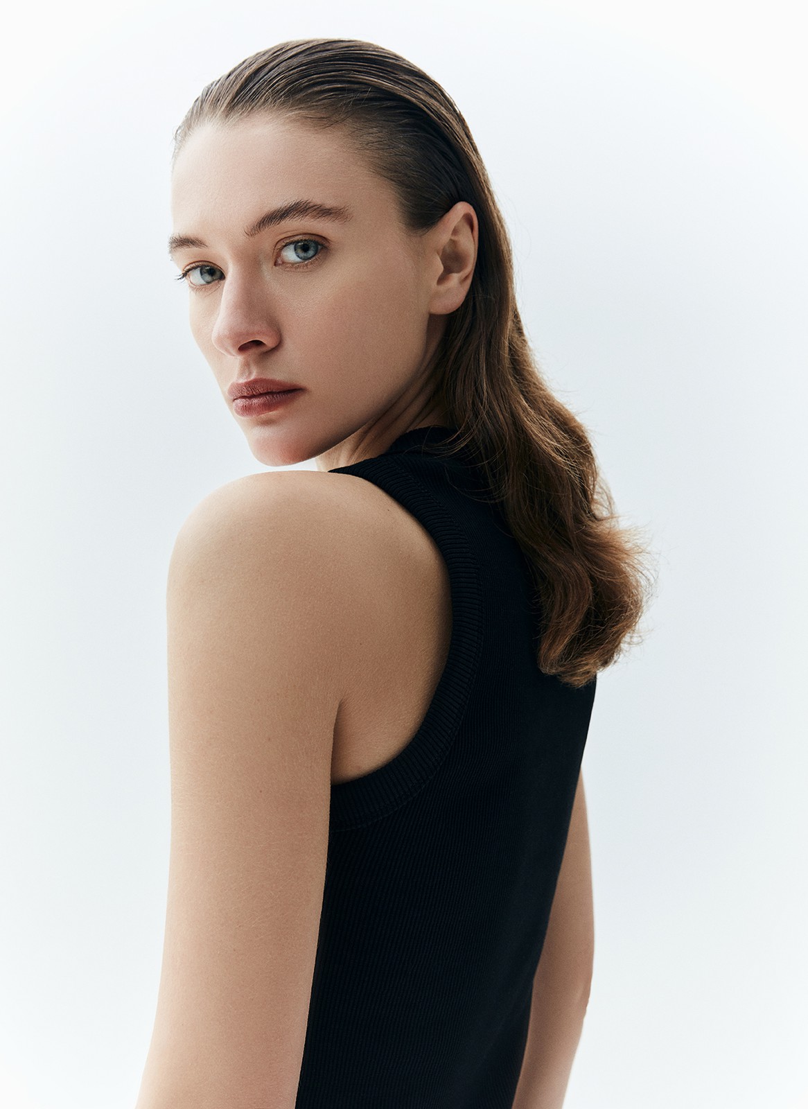 Майка в рубчик плотная (кроёный трикотаж), цвет: Черный Allweneed
Базовая майка в тонкий рубчик из мягкого, но формоустойчивого трикотажа. Модель комфортно облегает силуэт, приятна к телу, может служить интересной альтернативой футболке. Мы сочетаем изделие с джинсами, трикотажными джоггерами и костюмными брюками. В жаркую погоду советуем носить самостоятельно, а с наступлением прохлады под хлопковую рубашку или пиджак с мужского плеча.