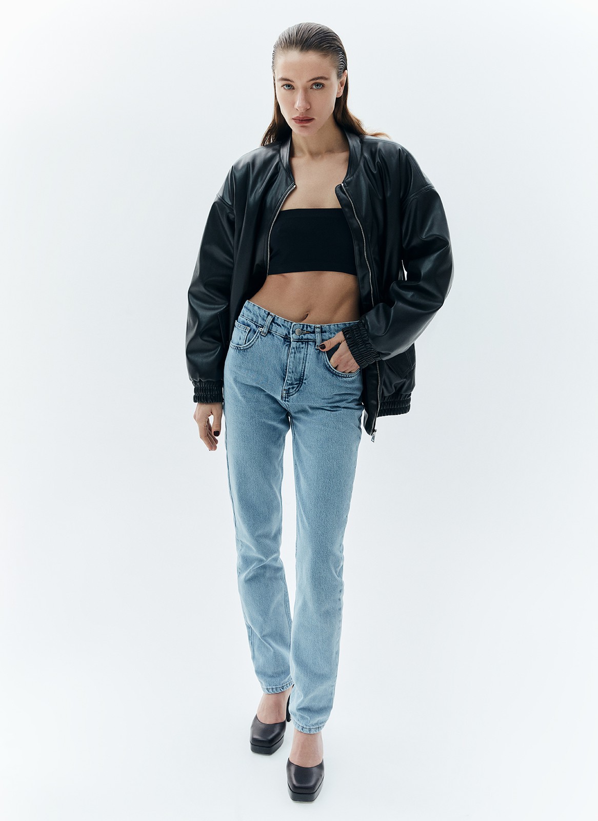 Джинсы straight fit со средней посадкой, цвет: голубой Allweneed
Прямые джинсы умеренного прилегания, зауженные к низу. Модель на средней посадке компромиссный вариант между классической высокой и трендовой низкой. Крой вытягивает силуэт и визуально добавляет сантиметры росту. Плотный материал прекрасно держит форму и красиво облегает линию бедра. Вот уже несколько сезонов мы выделяем группу денима в своём ассортименте, благодаря чему вы стали узнавать нас ещё и по ней. Эта модель образец нашего высокого качества. Выполнены из премиального 100% хлопкового денима с авторской варкой и брендированной фурнитурой высокого качества.