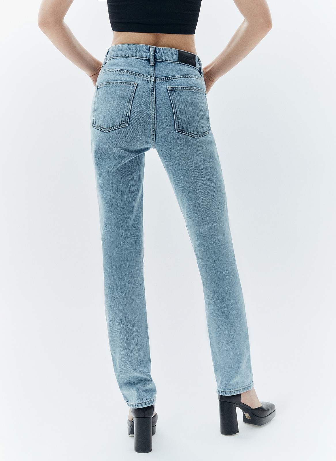 Джинсы straight fit со средней посадкой, цвет: голубой Allweneed
Прямые джинсы умеренного прилегания, зауженные к низу. Модель на средней посадке компромиссный вариант между классической высокой и трендовой низкой. Крой вытягивает силуэт и визуально добавляет сантиметры росту. Плотный материал прекрасно держит форму и красиво облегает линию бедра. Вот уже несколько сезонов мы выделяем группу денима в своём ассортименте, благодаря чему вы стали узнавать нас ещё и по ней. Эта модель образец нашего высокого качества. Выполнены из премиального 100% хлопкового денима с авторской варкой и брендированной фурнитурой высокого качества.